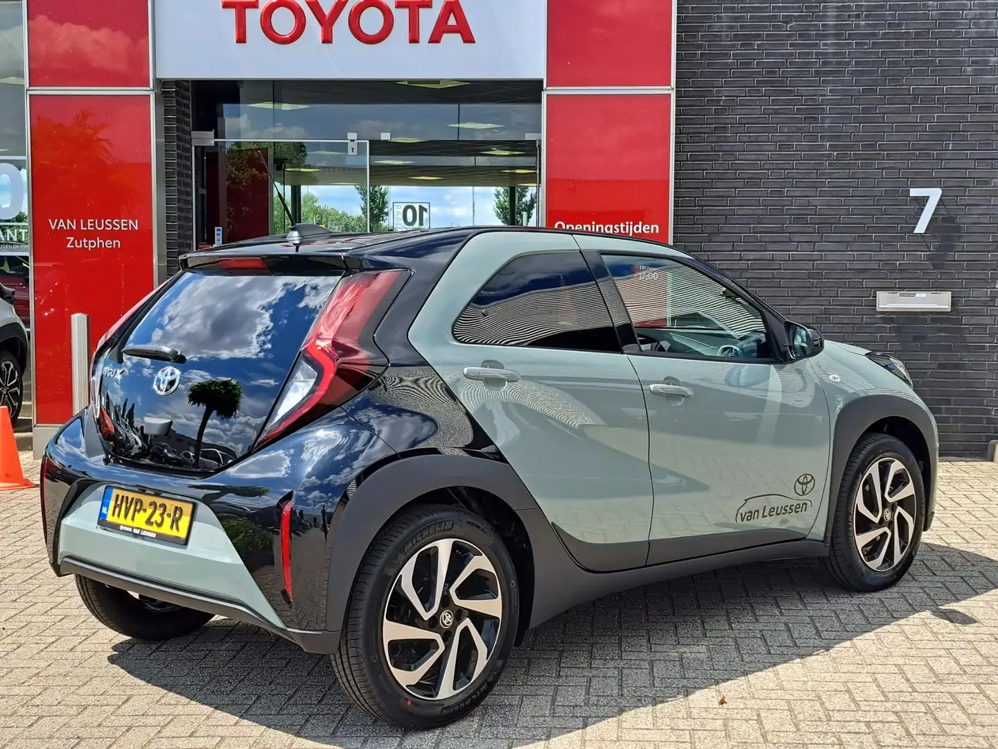 Toyota Aygo X PULSE AUTOMAAT APPLE/ANDROID CAMERA CLIMA 17"LMV P Groen - 2