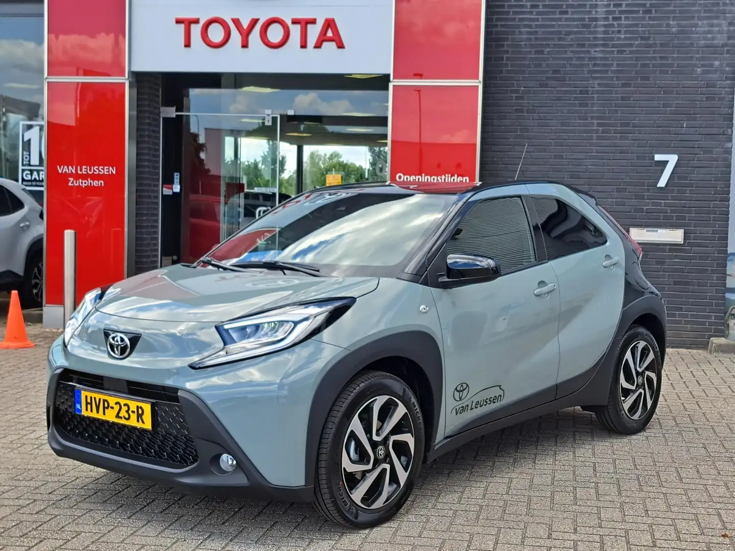 Toyota Aygo X PULSE AUTOMAAT APPLE/ANDROID CAMERA CLIMA 17"LMV P Groen - 1