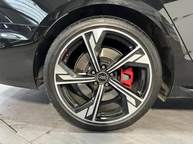 Audi A4 Avant view 3