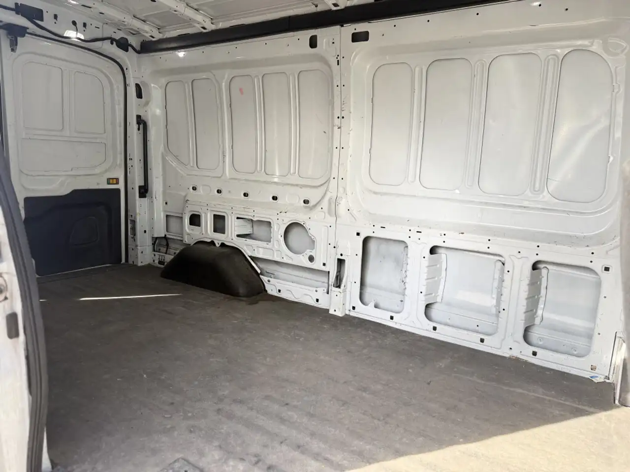Ford Transit Cargo Van снимка Ford Transit Cargo Van