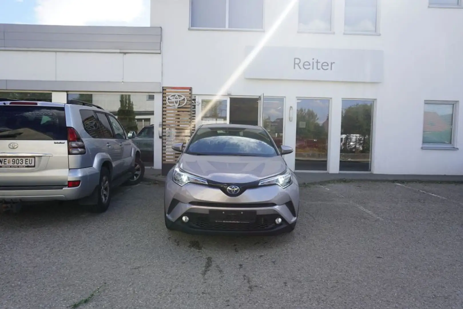 Toyota C-HR 1,8 Hybrid *AHK* Grau - 1