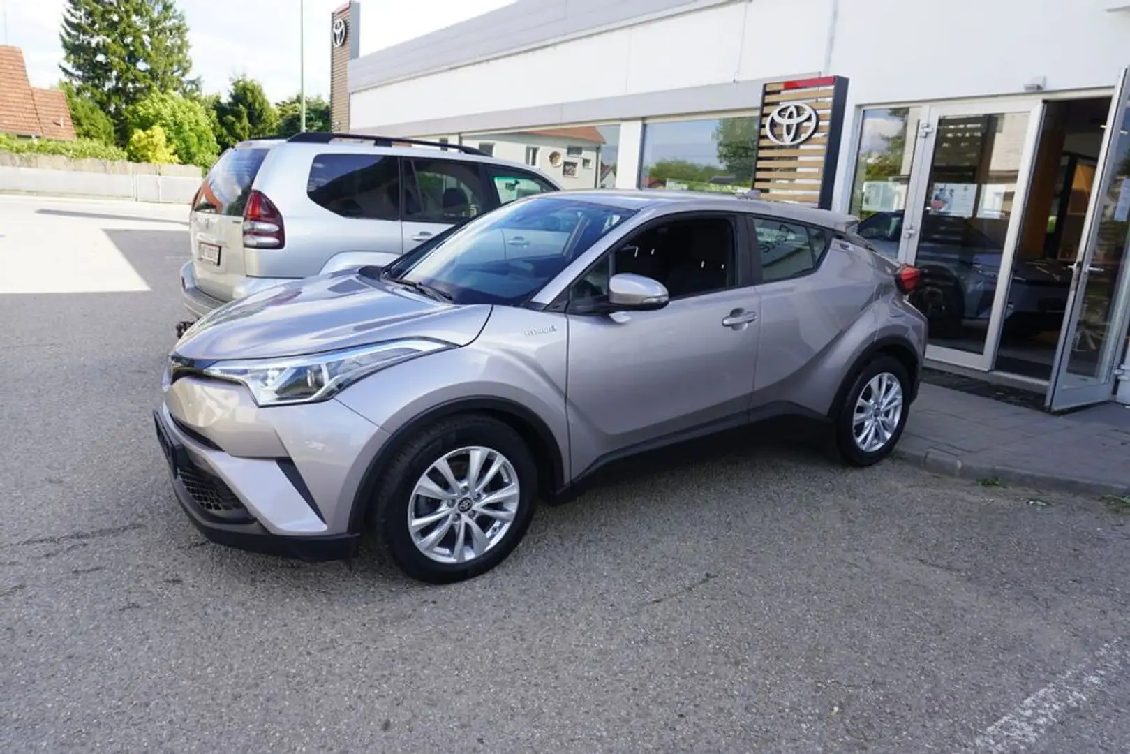 Toyota C-HR 1,8 Hybrid *AHK* Grau - 2