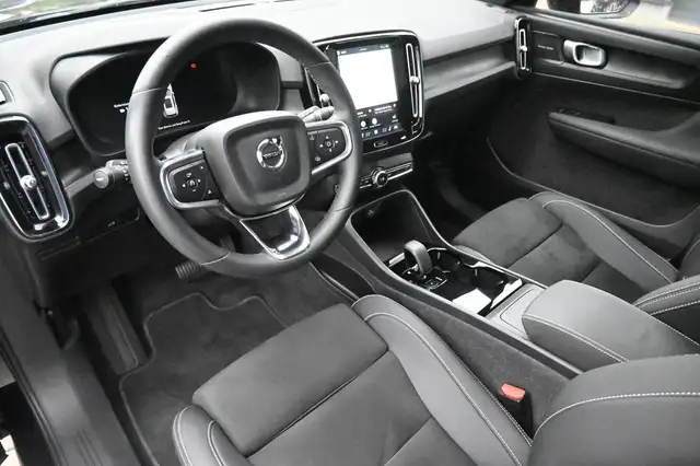 Volvo XC40 view 12