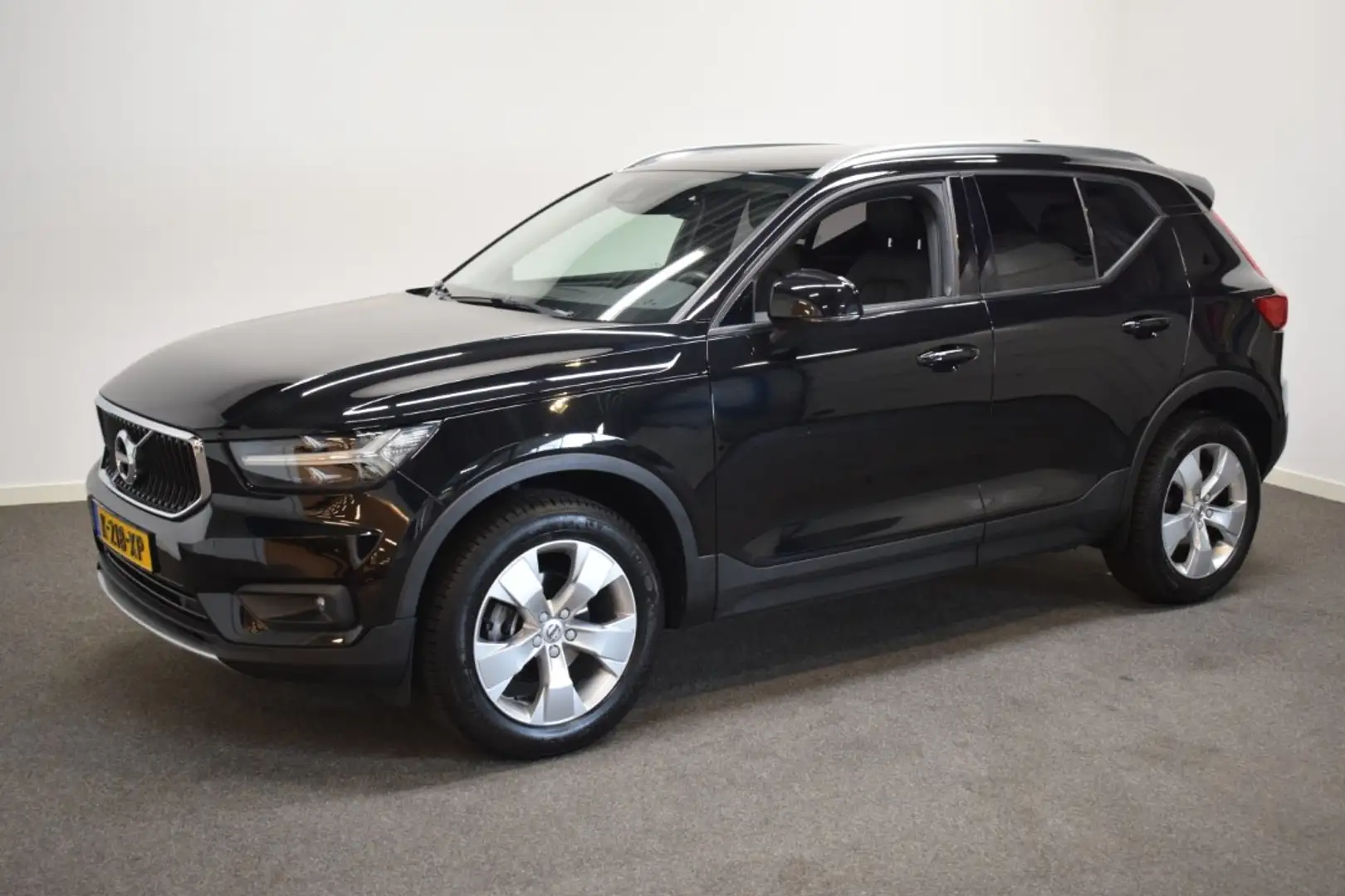 Volvo XC40 T2 123pk AUT8 Business Pro Camera/ Cruise/ DAB/ Na Schwarz - 2