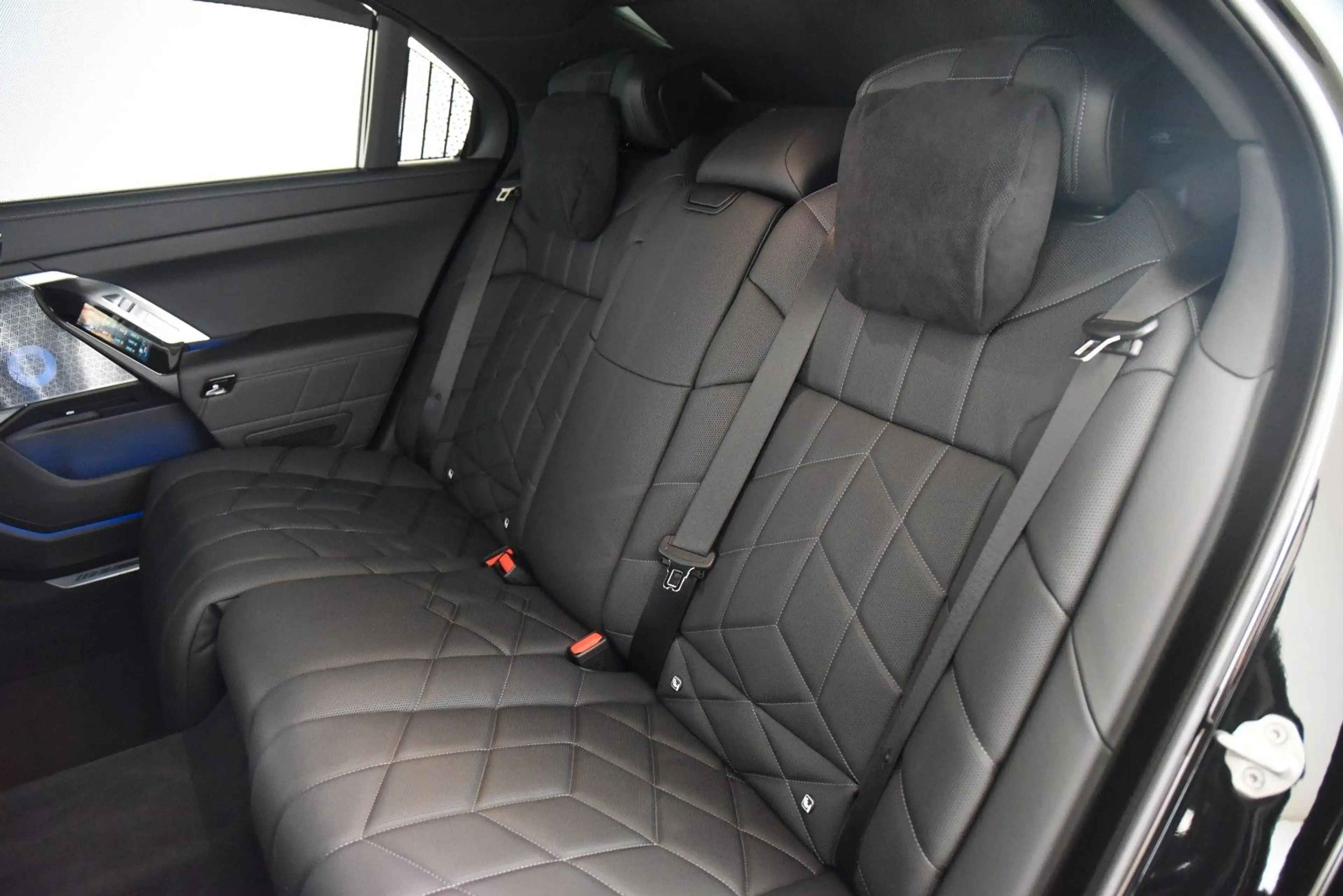 BMW 740 d xDrive M Sport Pro StandHzg LED AHK B&W DAB — photo 6