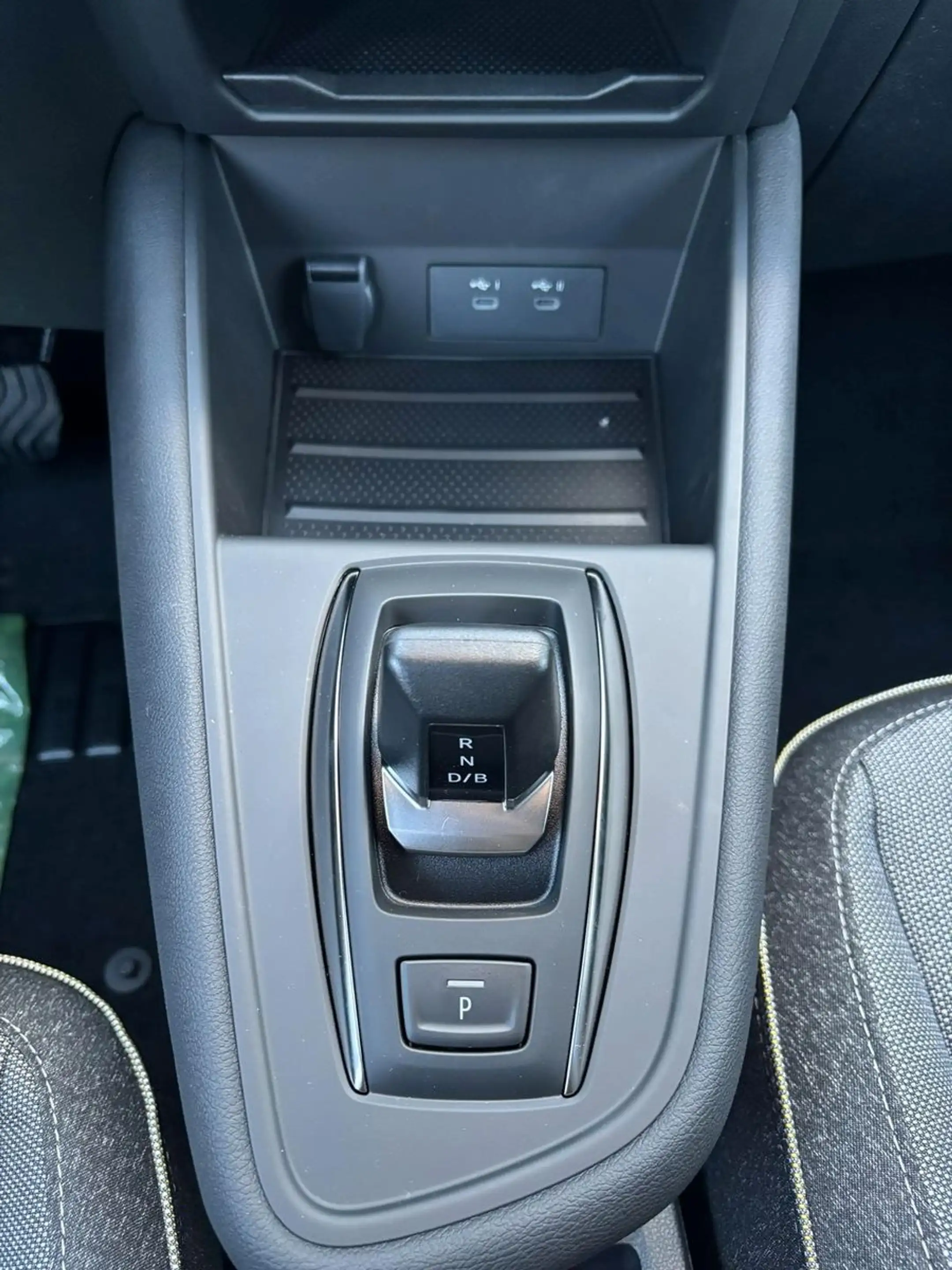 Mitsubishi Grandis Intro Edition 1.8 Hybrid — photo 10
