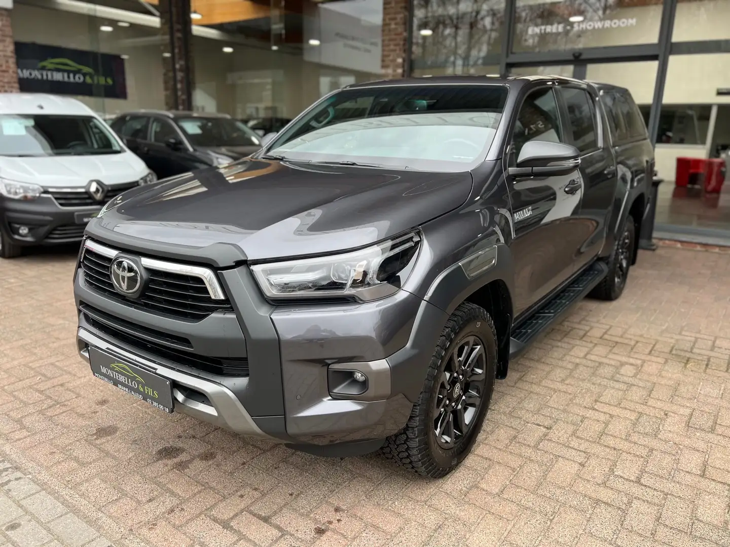 Toyota Hilux 4X4 DOUBLE CAB 2,8 204HP 6AT INVINCIBLE DE STOCK Gris - 2