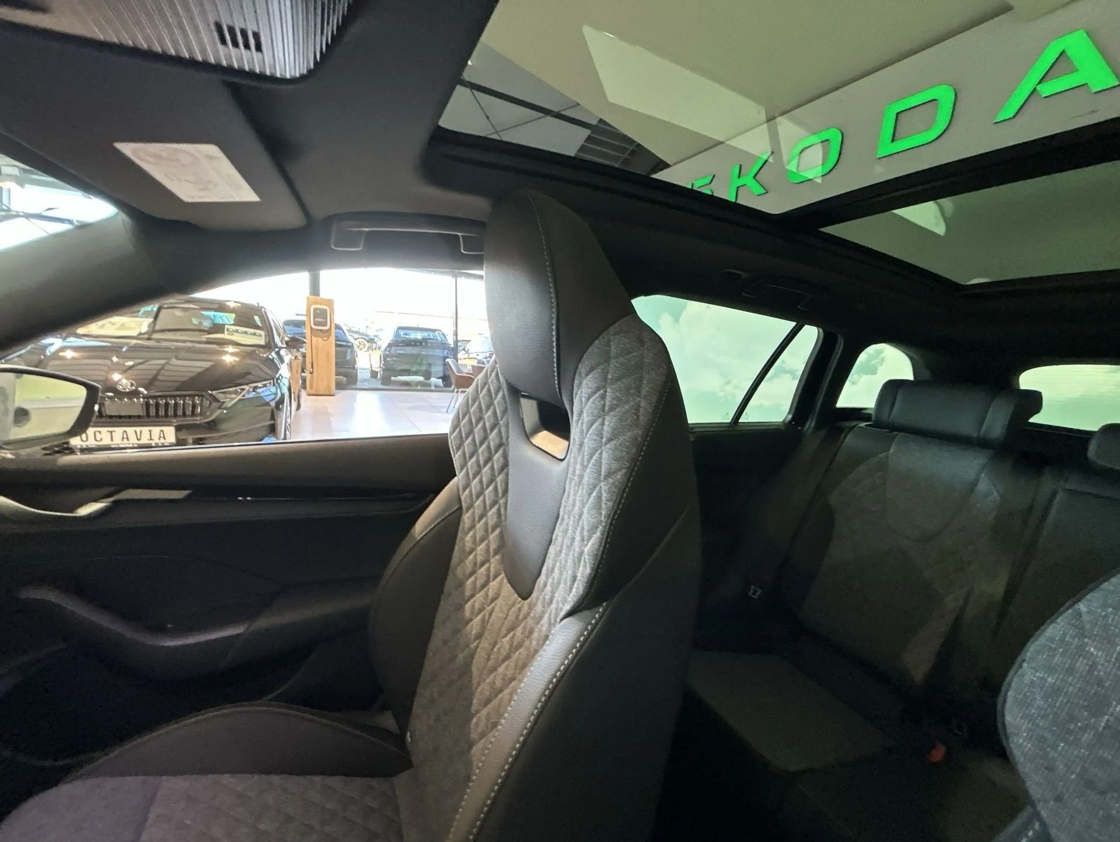 Skoda Octavia Combi 2.0 TDI W Sportline Pano Black ACC — photo 8