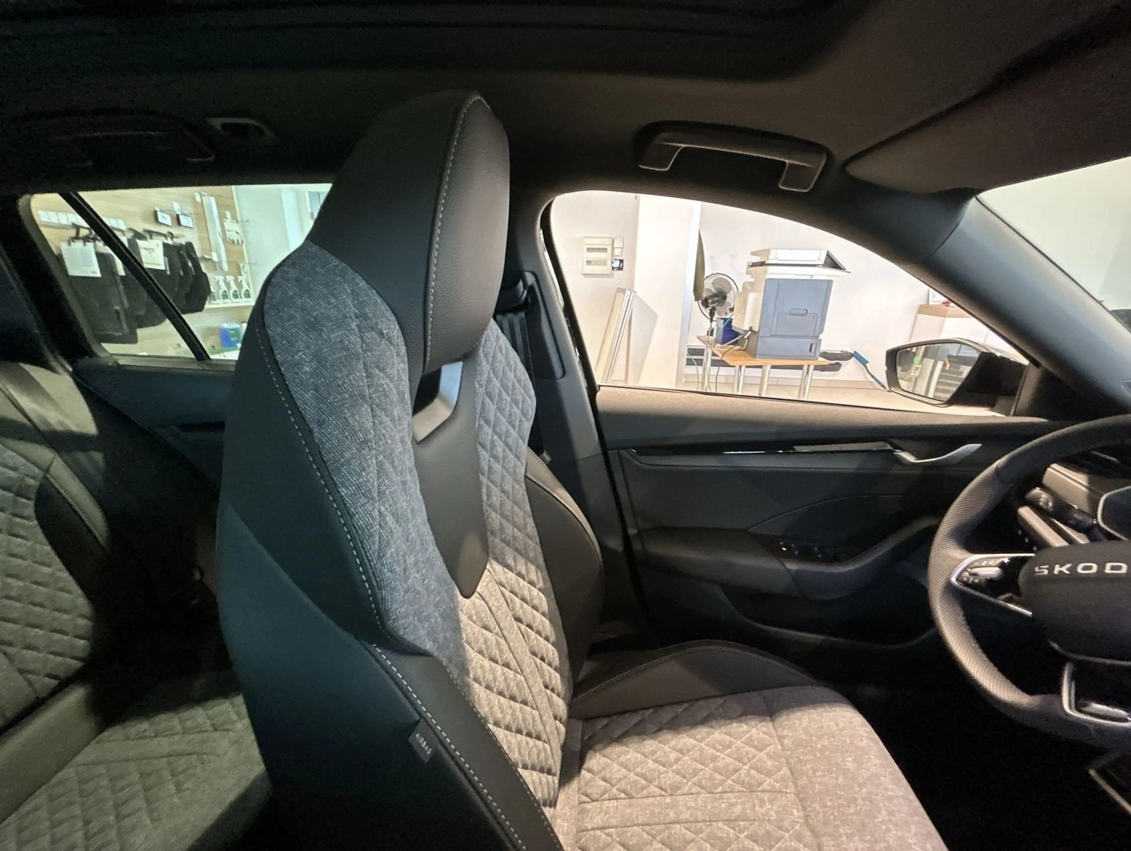Skoda Octavia Combi 2.0 TDI W Sportline Pano Black ACC — photo 10