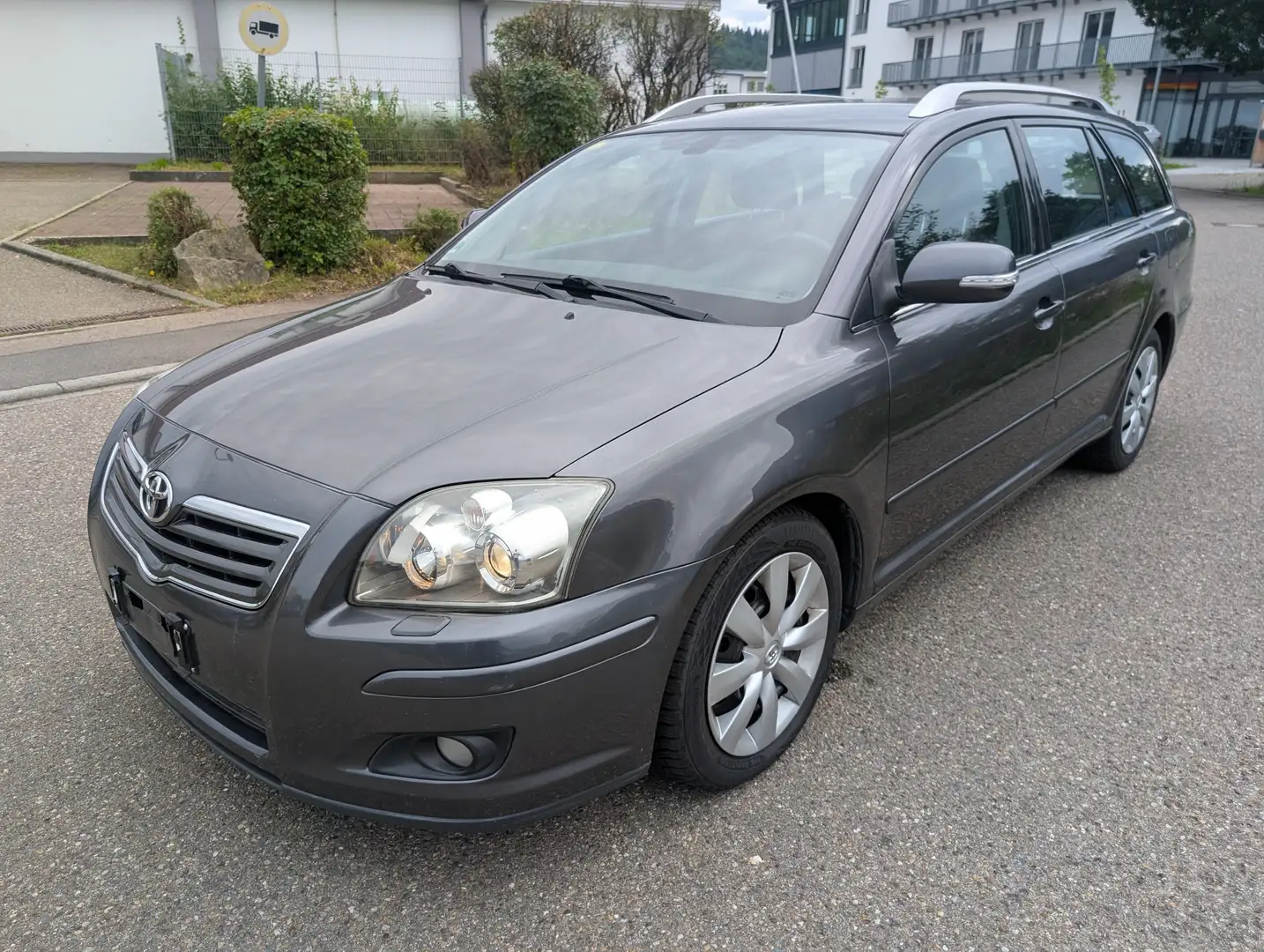 Toyota Avensis 1.8 VVT-i sehr gepflegt Brown - 1