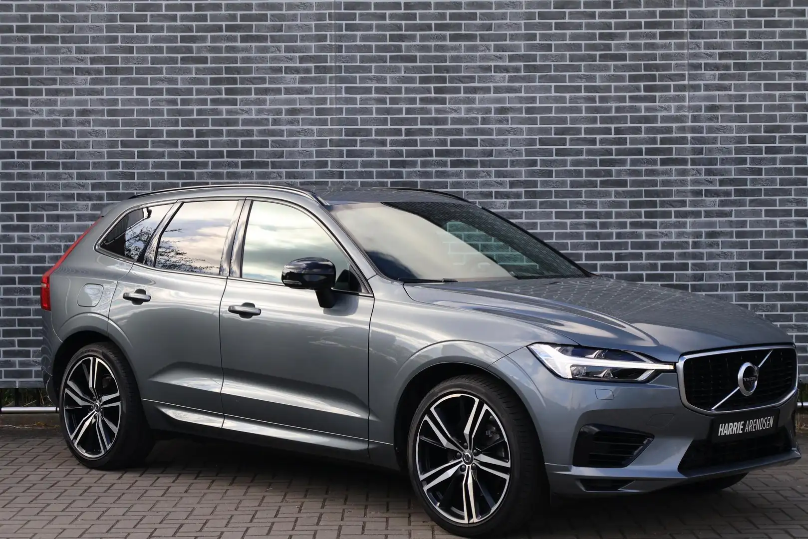 Volvo XC60 Recharge T6 AWD R-Design | Bowers & Wilkins audio Grijs - 2