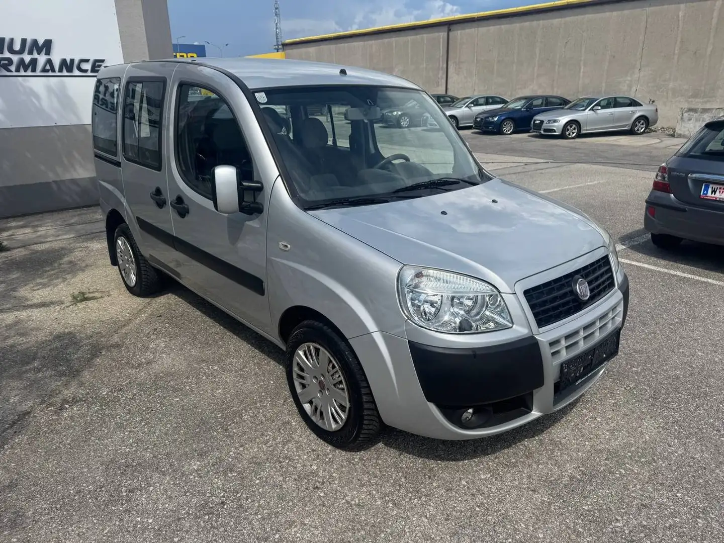 Fiat Doblo 1.9 8V Multijet Dynamic (88kW) Grau - 2