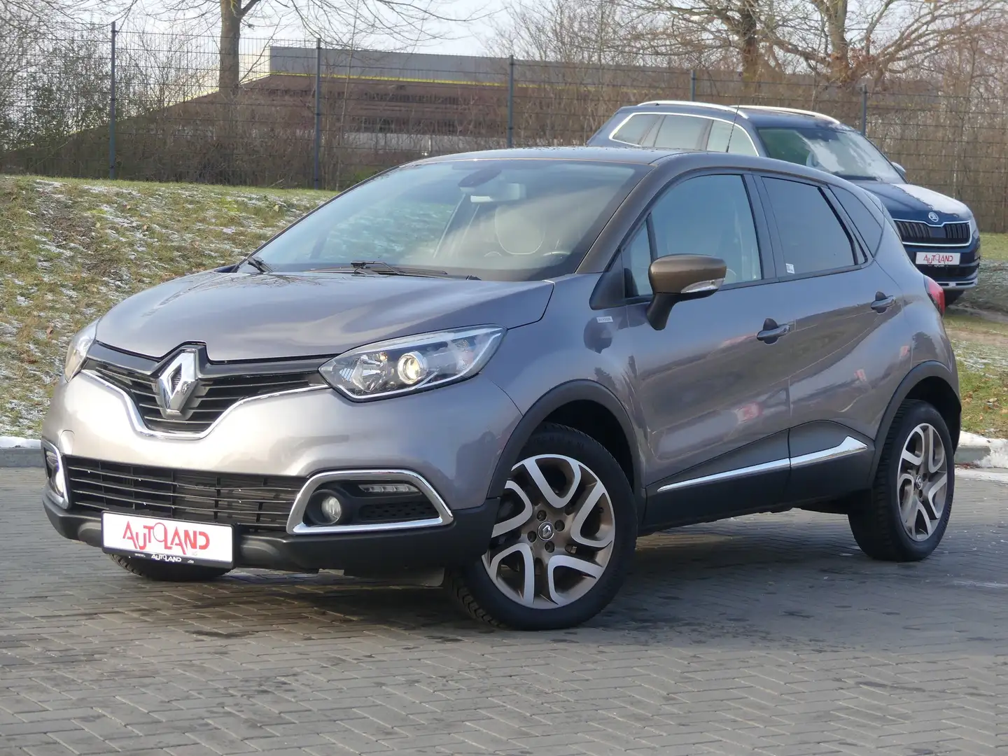 Renault Captur 1.2 TCE Elysee Klimaaut. Navi Sitzheizung Grau - 2