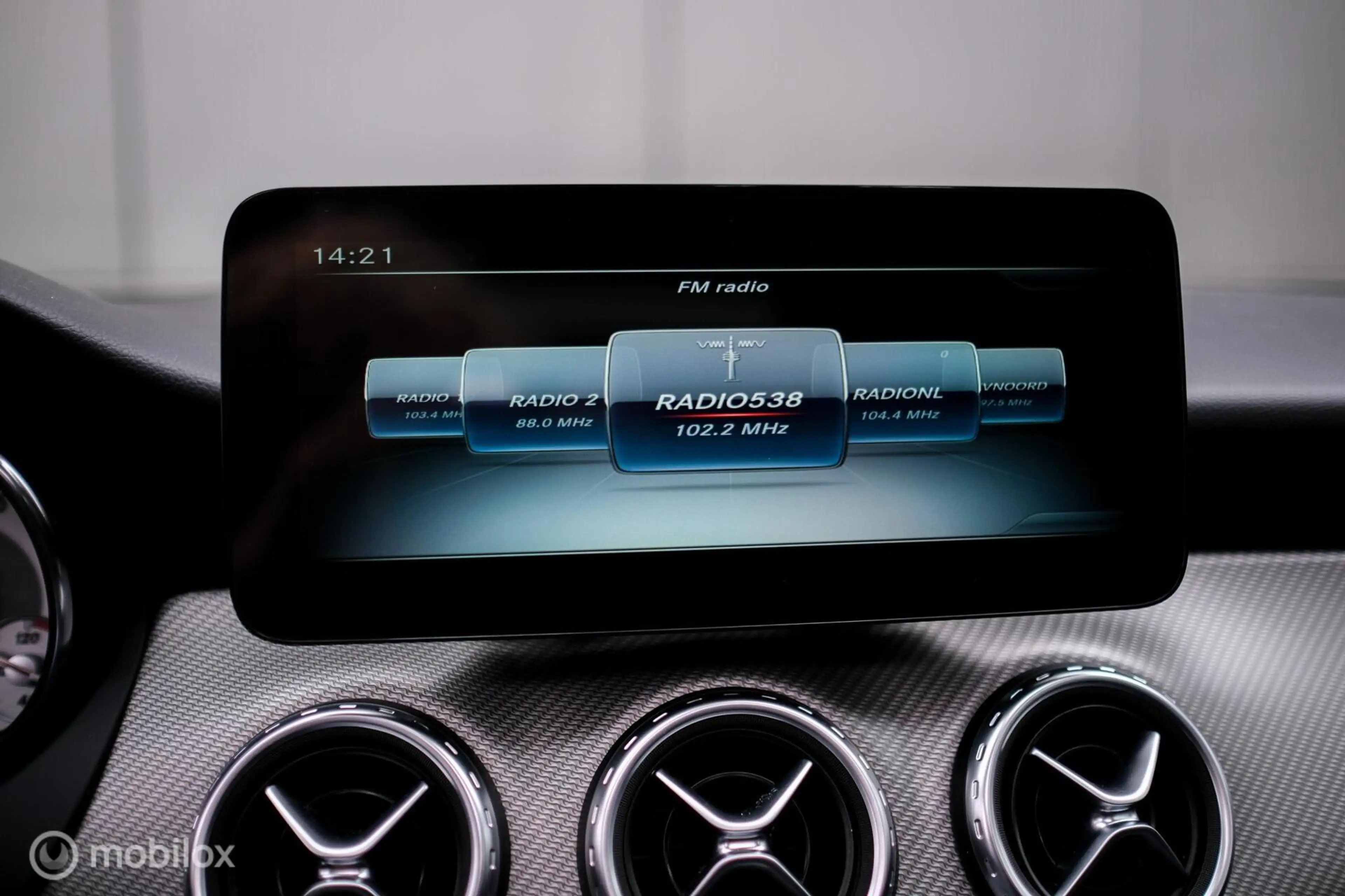Mercedes-Benz GLA 180 | Glazen schuifdak | NAP NL auto | Camera | Cruise — photo 26