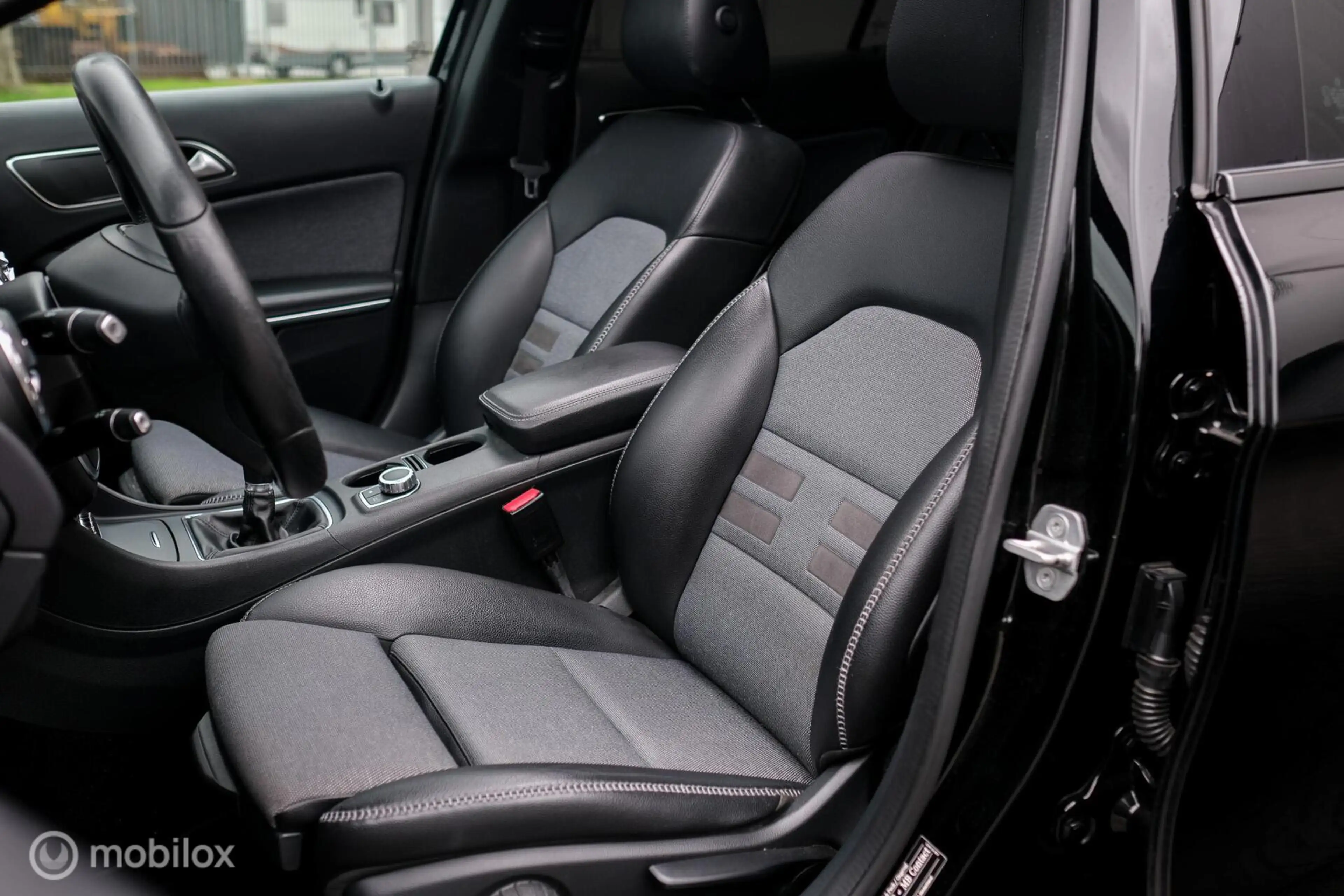 Mercedes-Benz GLA 180 | Glazen schuifdak | NAP NL auto | Camera | Cruise — photo 24