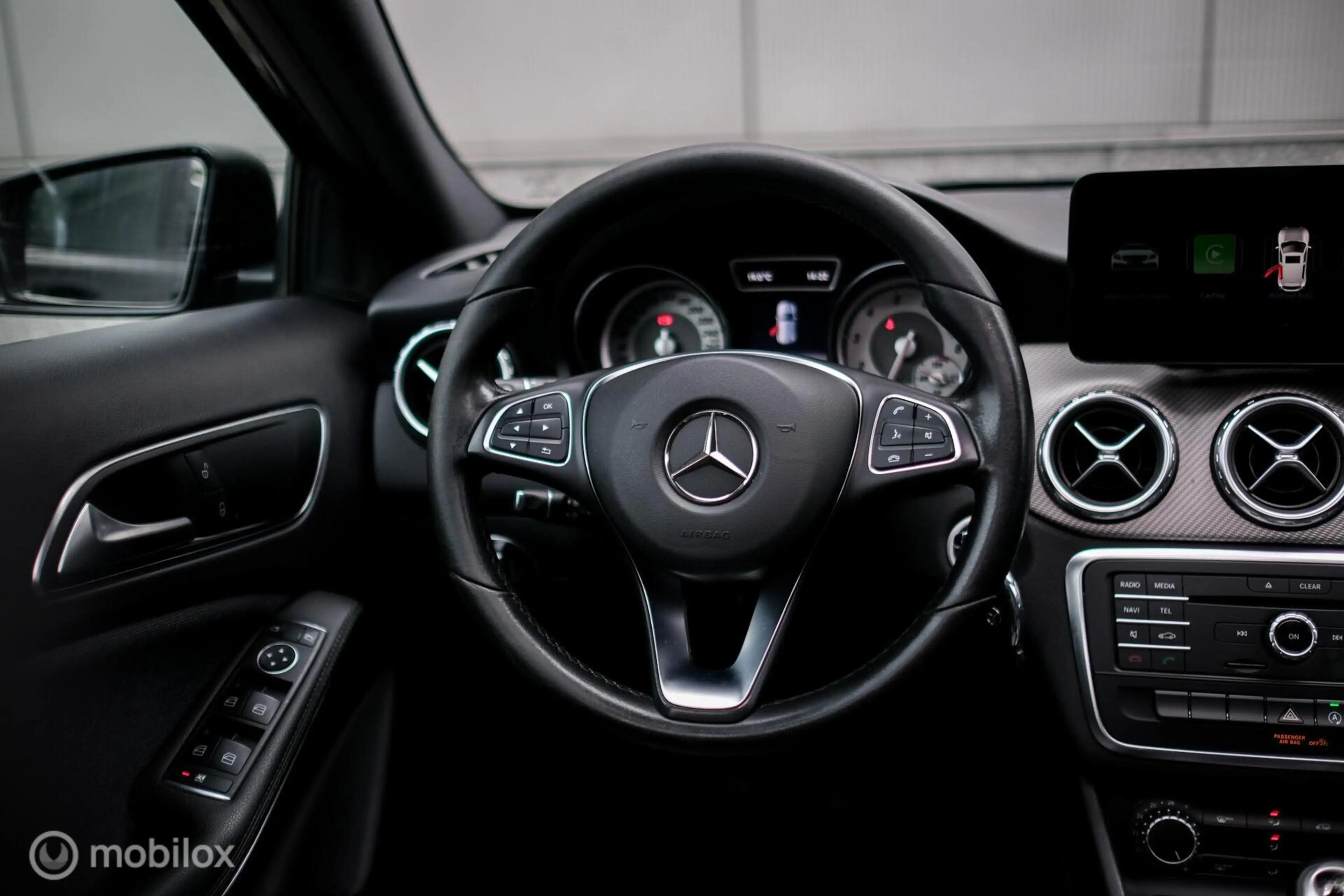 Mercedes-Benz GLA 180 | Glazen schuifdak | NAP NL auto | Camera | Cruise — photo 10