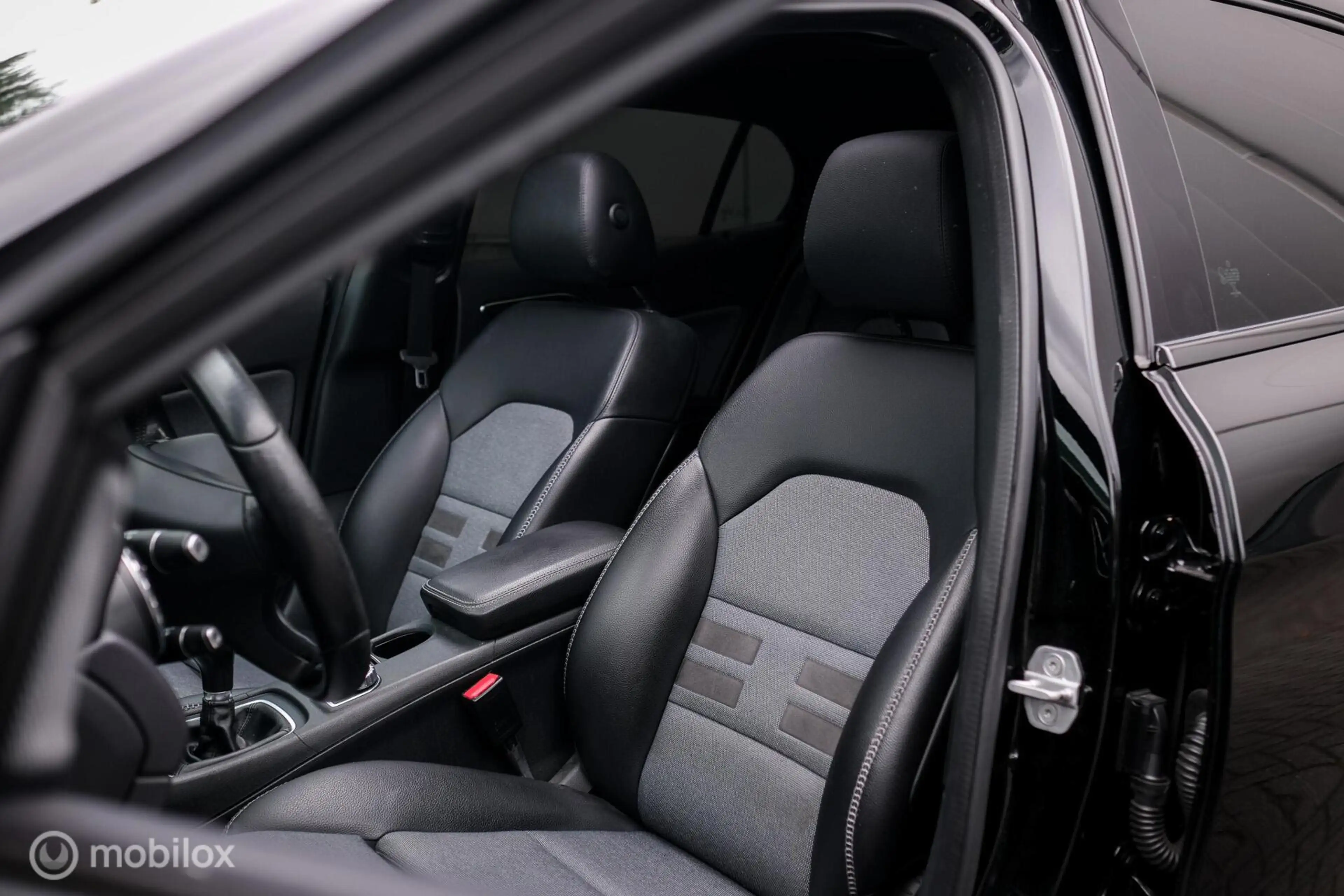 Mercedes-Benz GLA 180 | Glazen schuifdak | NAP NL auto | Camera | Cruise — photo 4