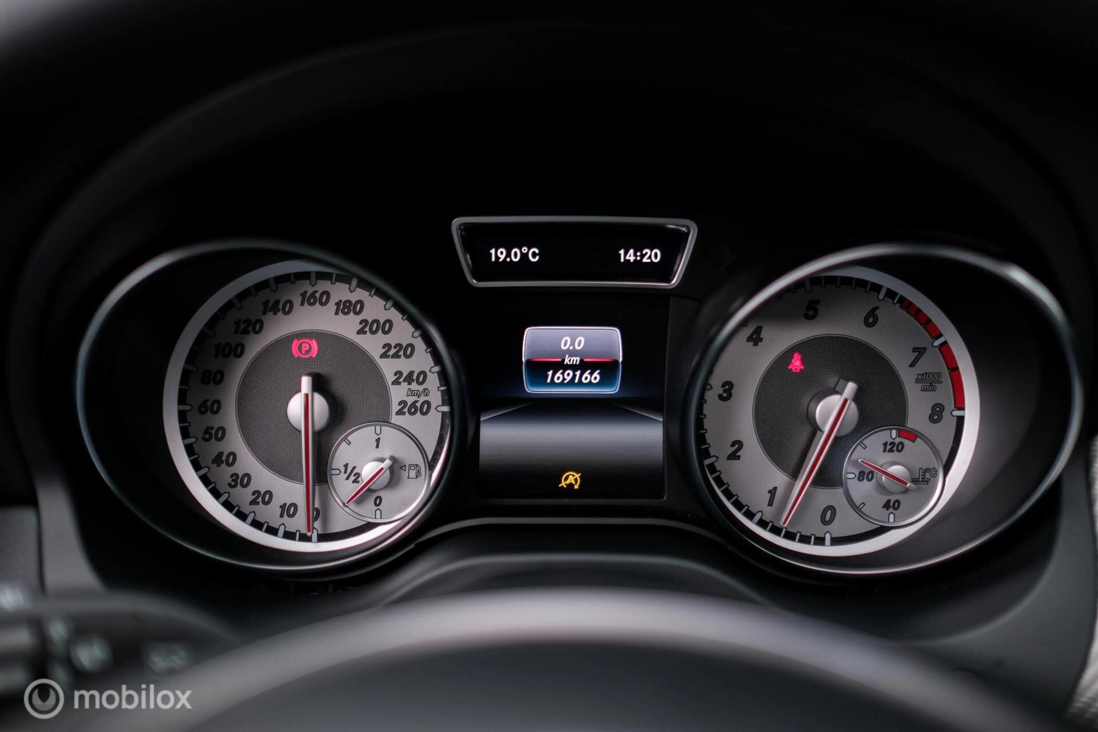 Mercedes-Benz GLA 180 | Glazen schuifdak | NAP NL auto | Camera | Cruise — photo 32
