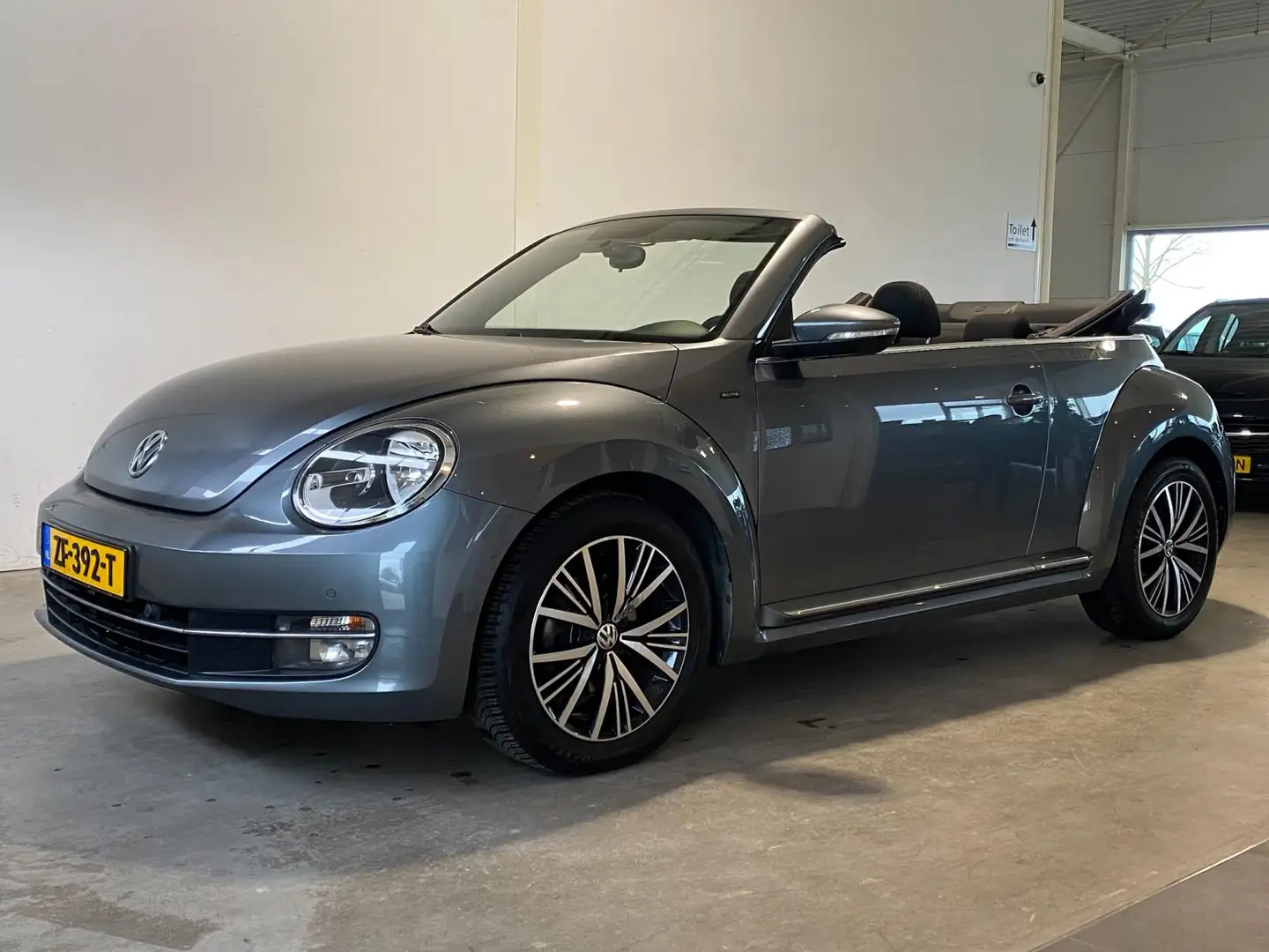 Volkswagen Beetle Cabriolet 1.2 TSI Automaat Highline Gris - 1