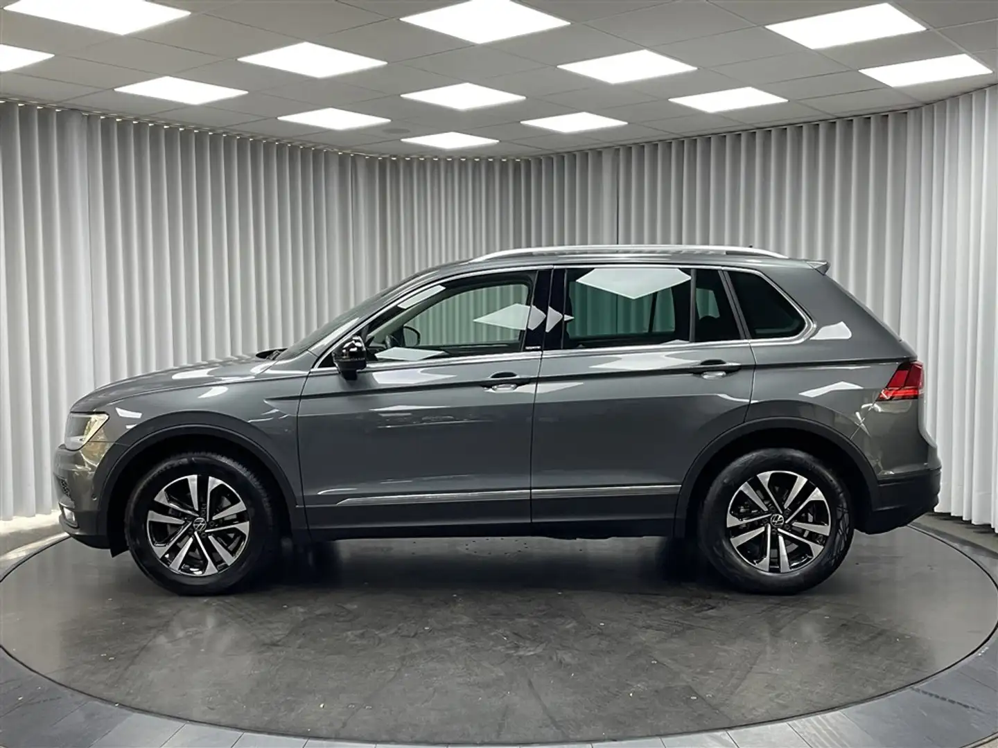 Volkswagen Tiguan 1.5 TSi / IQ Drive / Aut. / ACC / Navi / Cam / DAB Grijs - 2
