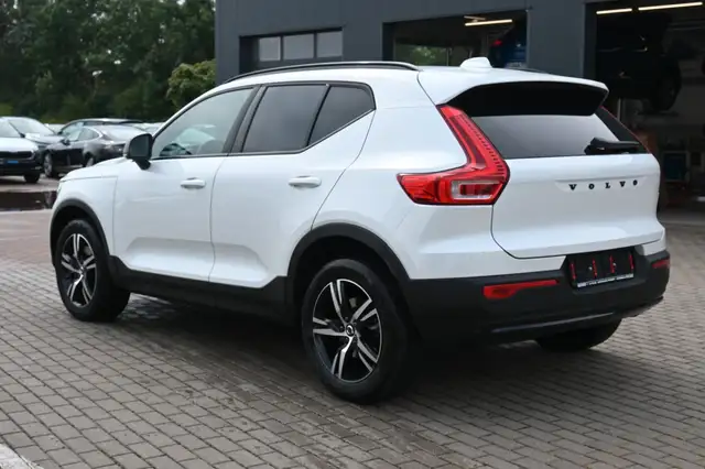 Volvo XC40 view 3