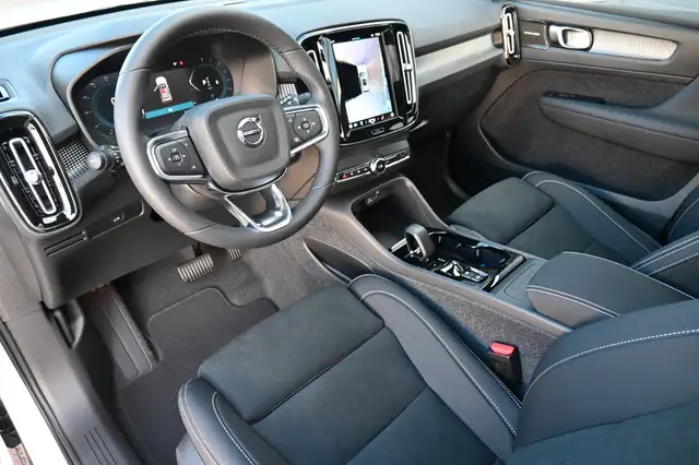 Volvo XC40 view 11