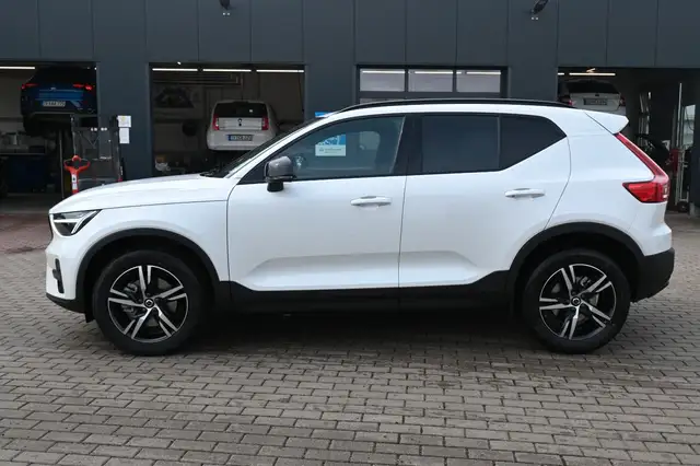 Volvo XC40 view 2