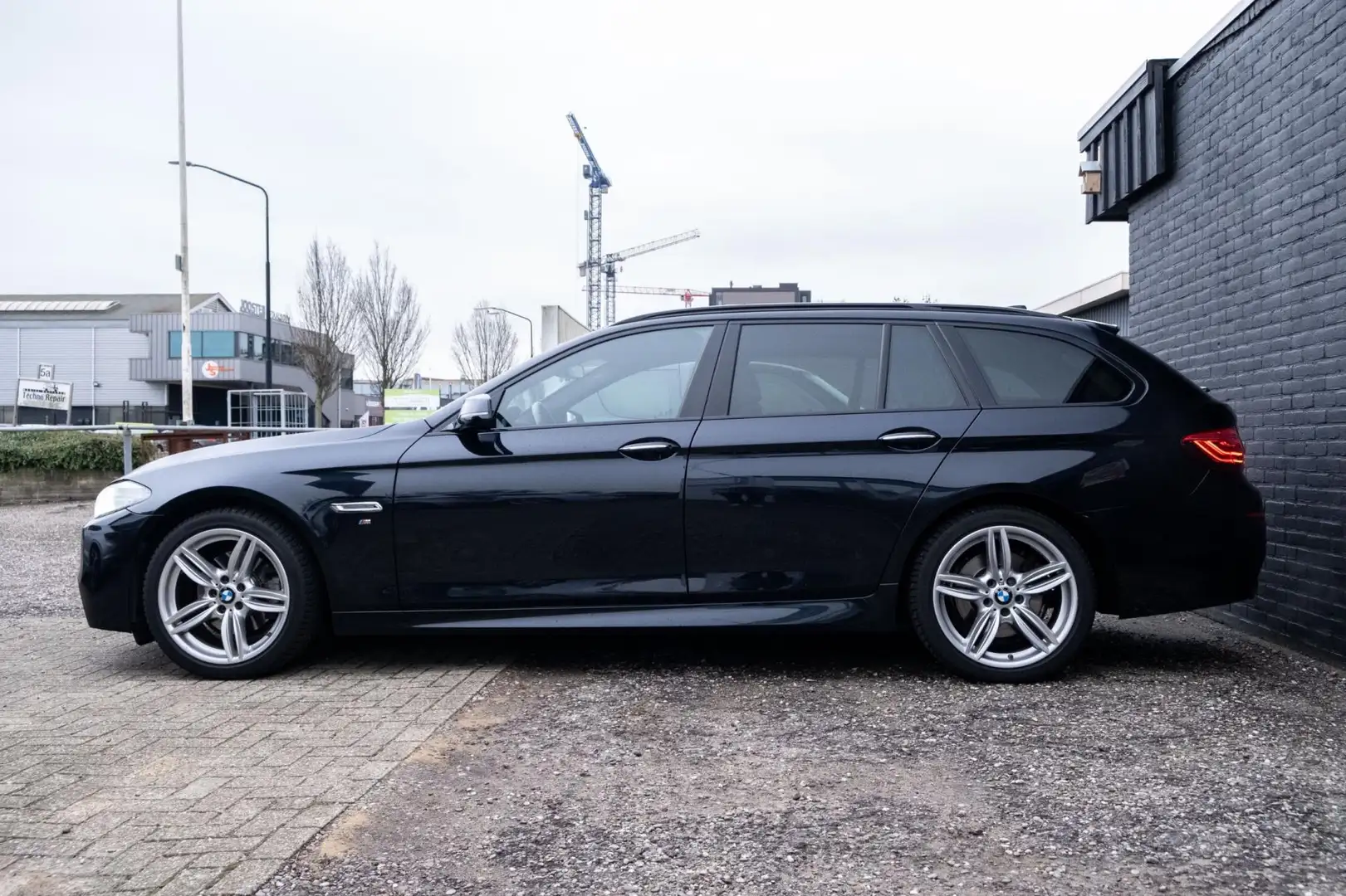 BMW 520 5-serie Touring 520i M Sport Edition High Executiv Zwart - 2