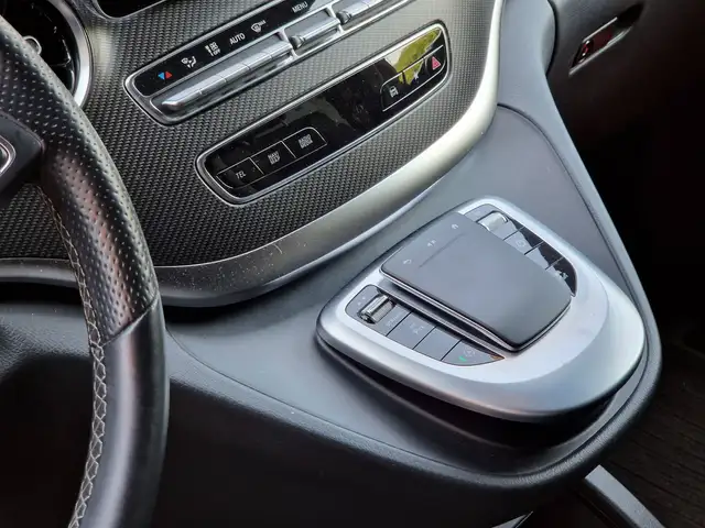 Mercedes-Benz 250 view 16