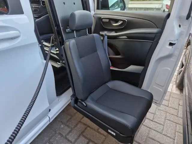 Mercedes-Benz 250 view 13