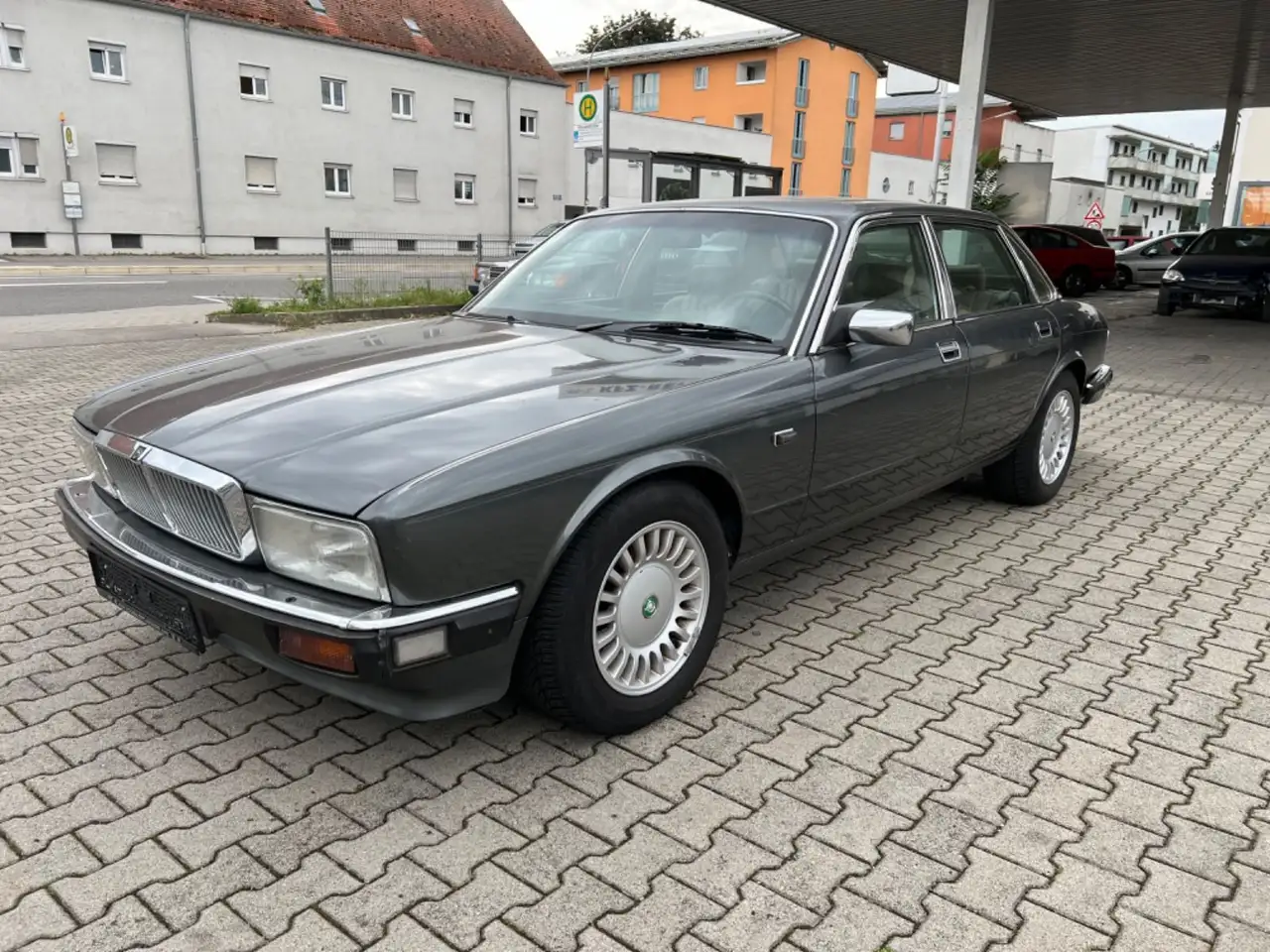 Jaguar XJ40