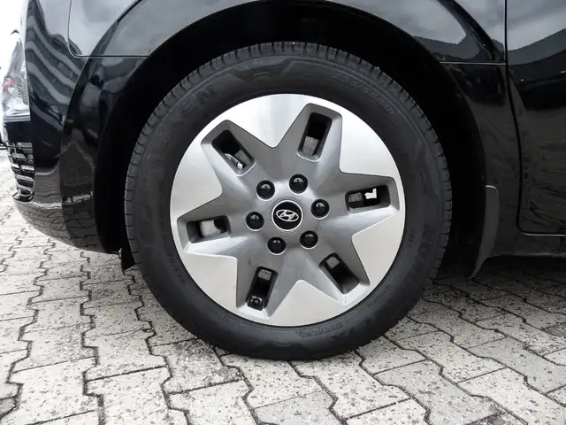 Hyundai Staria view 3