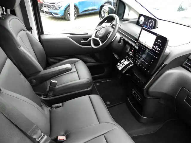 Hyundai Staria view 4