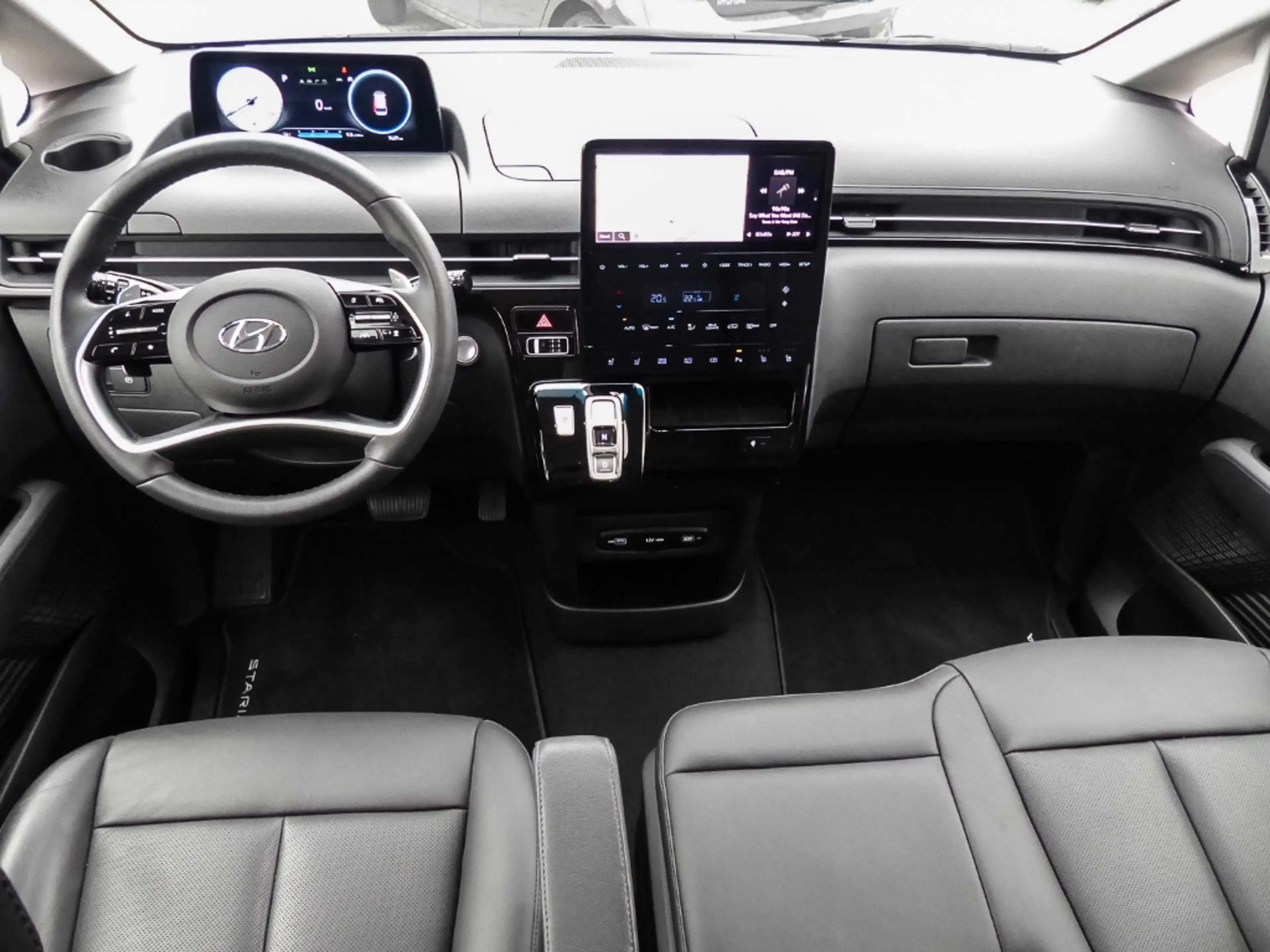 Hyundai STARIA Prime CRDi Panorama Schiebedach Navi Leder Digital — photo 6