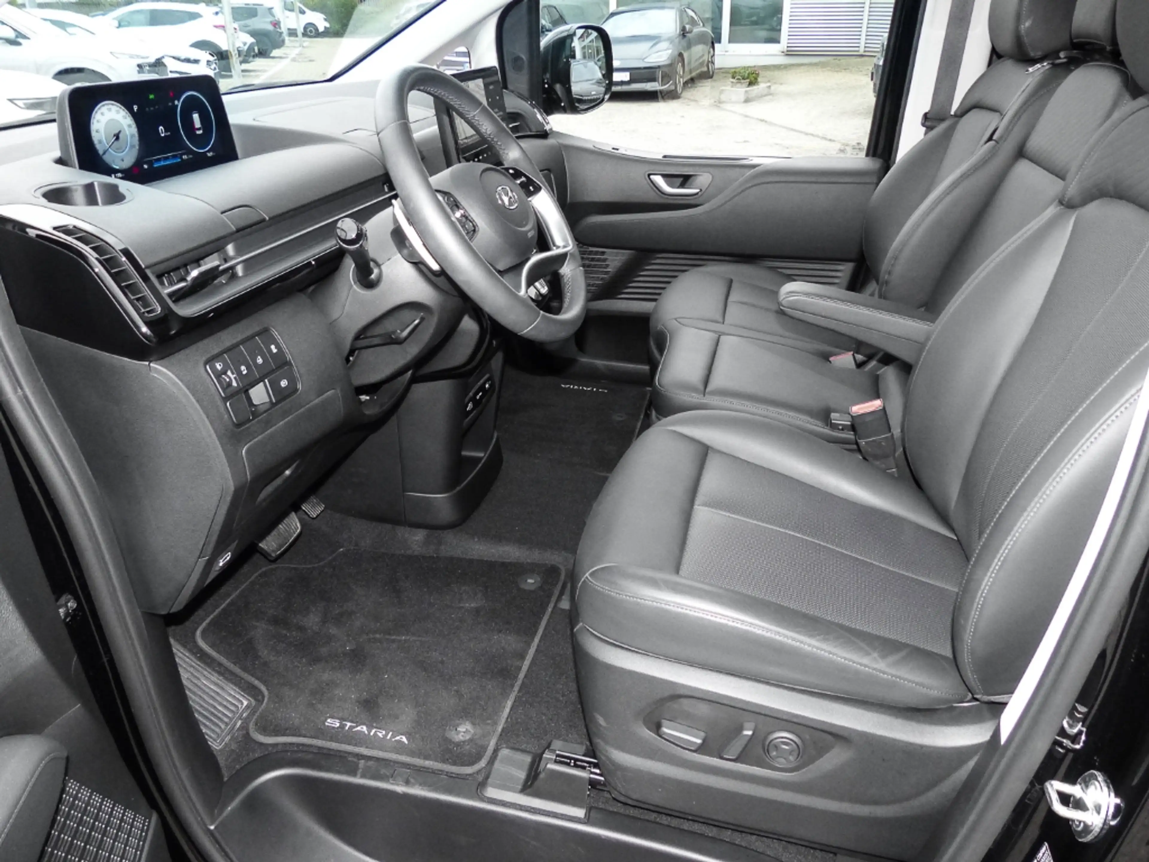 Hyundai STARIA Prime CRDi Panorama Schiebedach Navi Leder Digital — photo 13