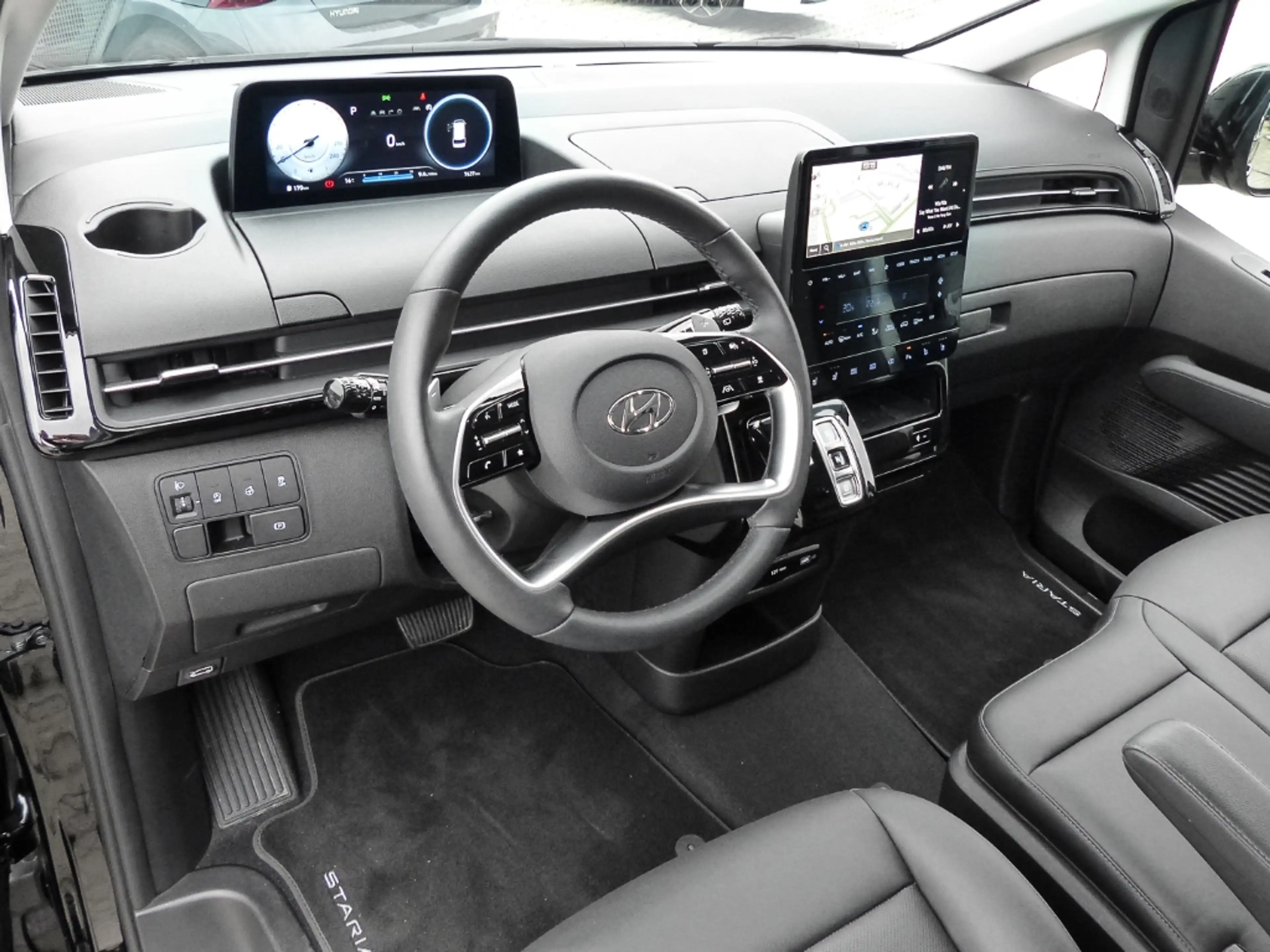 Hyundai STARIA Prime CRDi Panorama Schiebedach Navi Leder Digital — photo 5