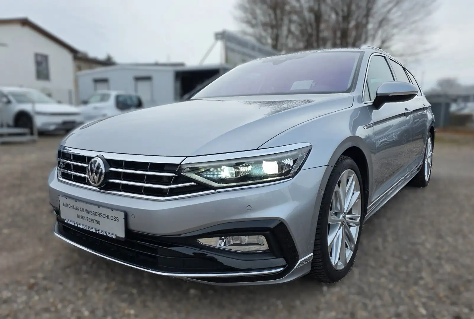 Volkswagen Passat Variant Passat Var 2.0 TDI 3x R-Line Matrix/ACC/Pano/AHK Silber - 1