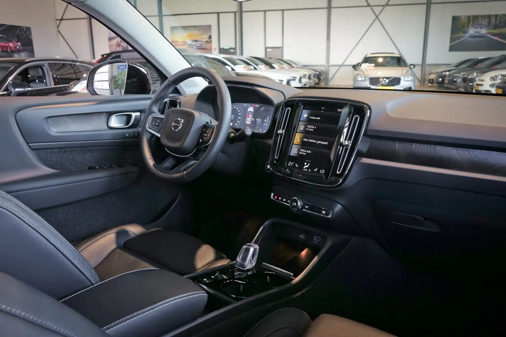Volvo XC40 1.5 T5 Plug-in hybrid Plus Dark | PANO | HARMAN/KA Zwart - 2