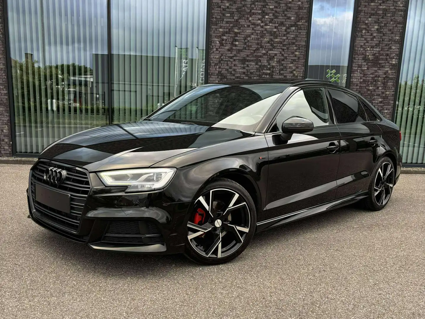 Audi A3 A3 1.0 TFSI Limousine S tronic sport Zwart - 2