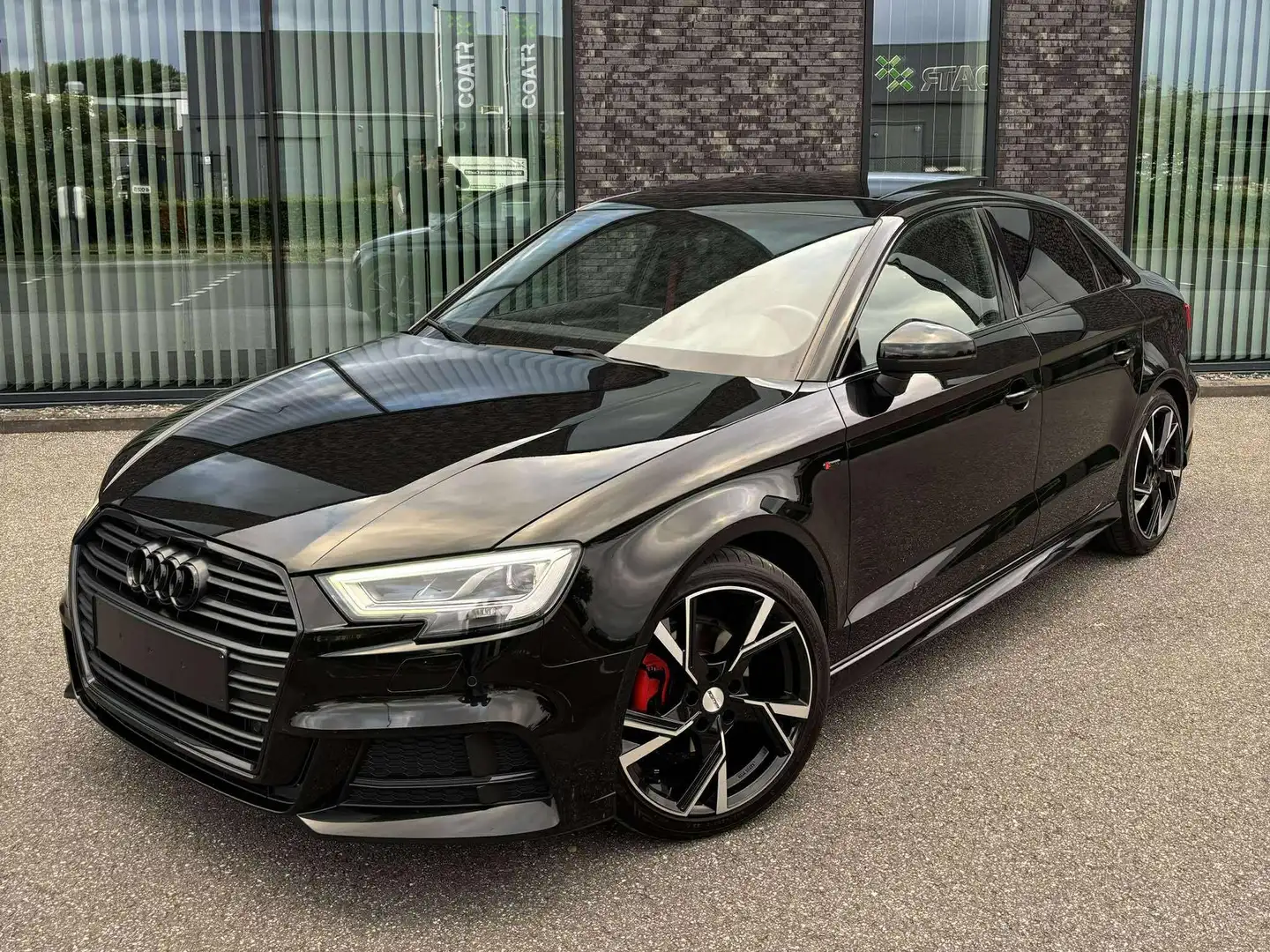 Audi A3 A3 1.0 TFSI Limousine S tronic sport Zwart - 1