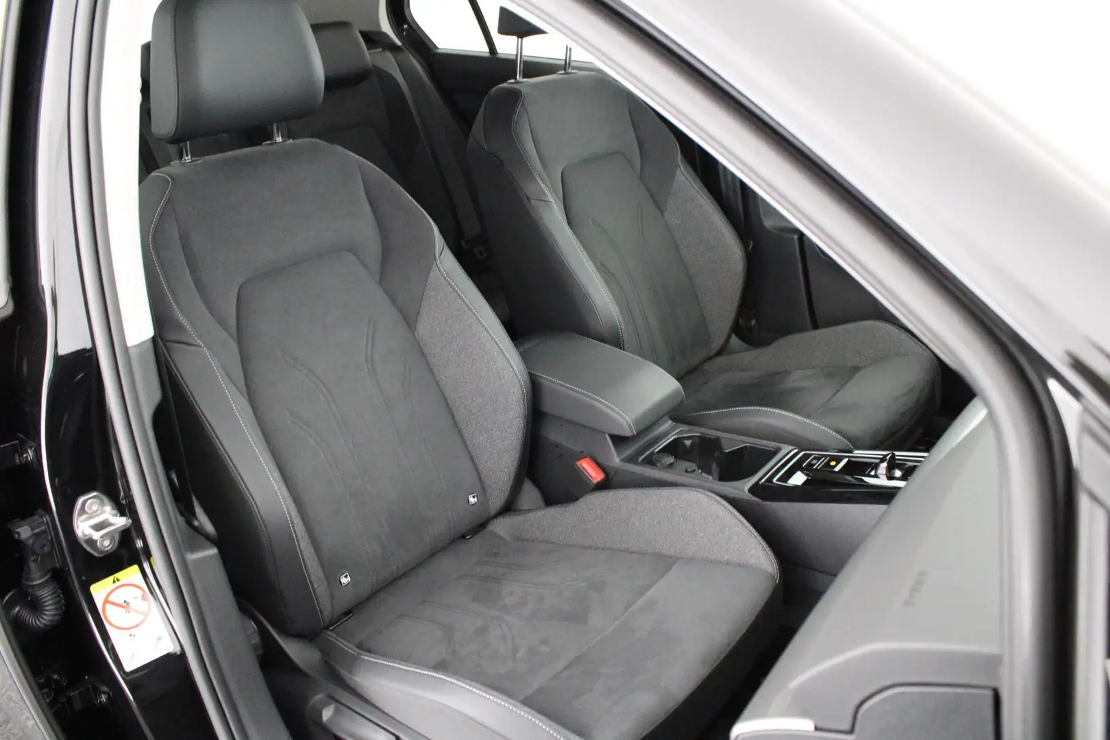 Volkswagen Golf 8.5 1.5 eTSI 116pk DSG Style Camera Stoelverwarmin Zwart - 2