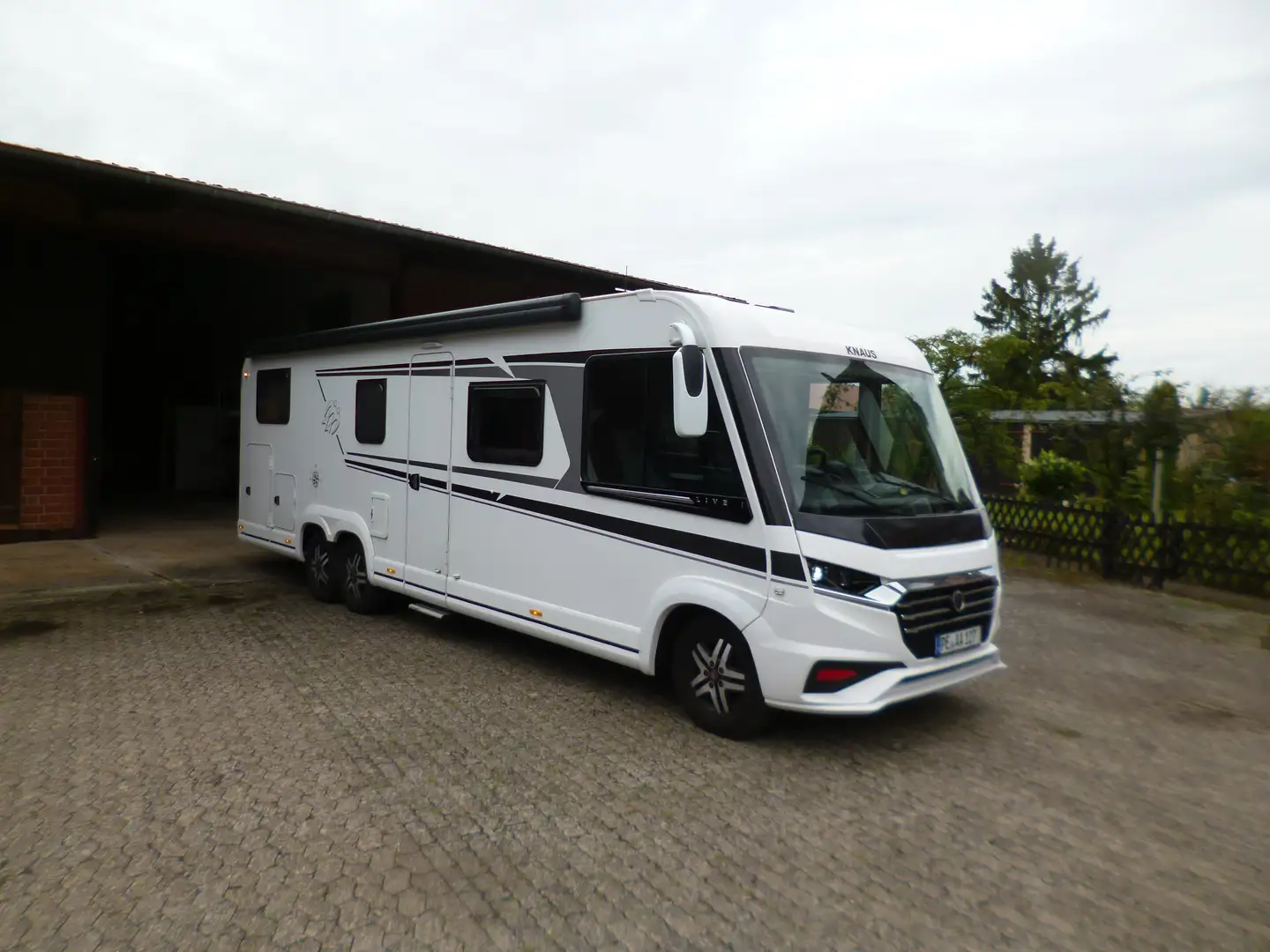 Knaus 900 Live 9 G Automatik, AHK, Hub-Stützen Weiß - 2