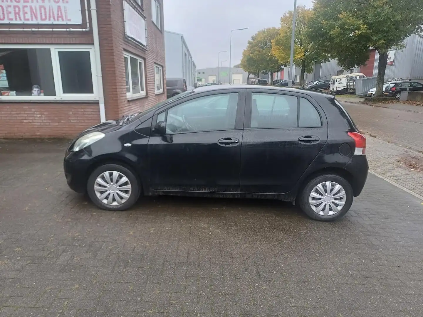 Toyota Yaris 1.3 VVTi Aspiration Zwart - 1