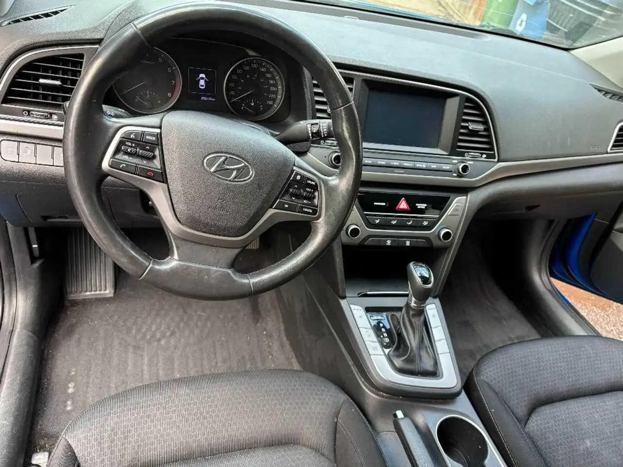 Hyundai ELANTRA photo Hyundai ELANTRA