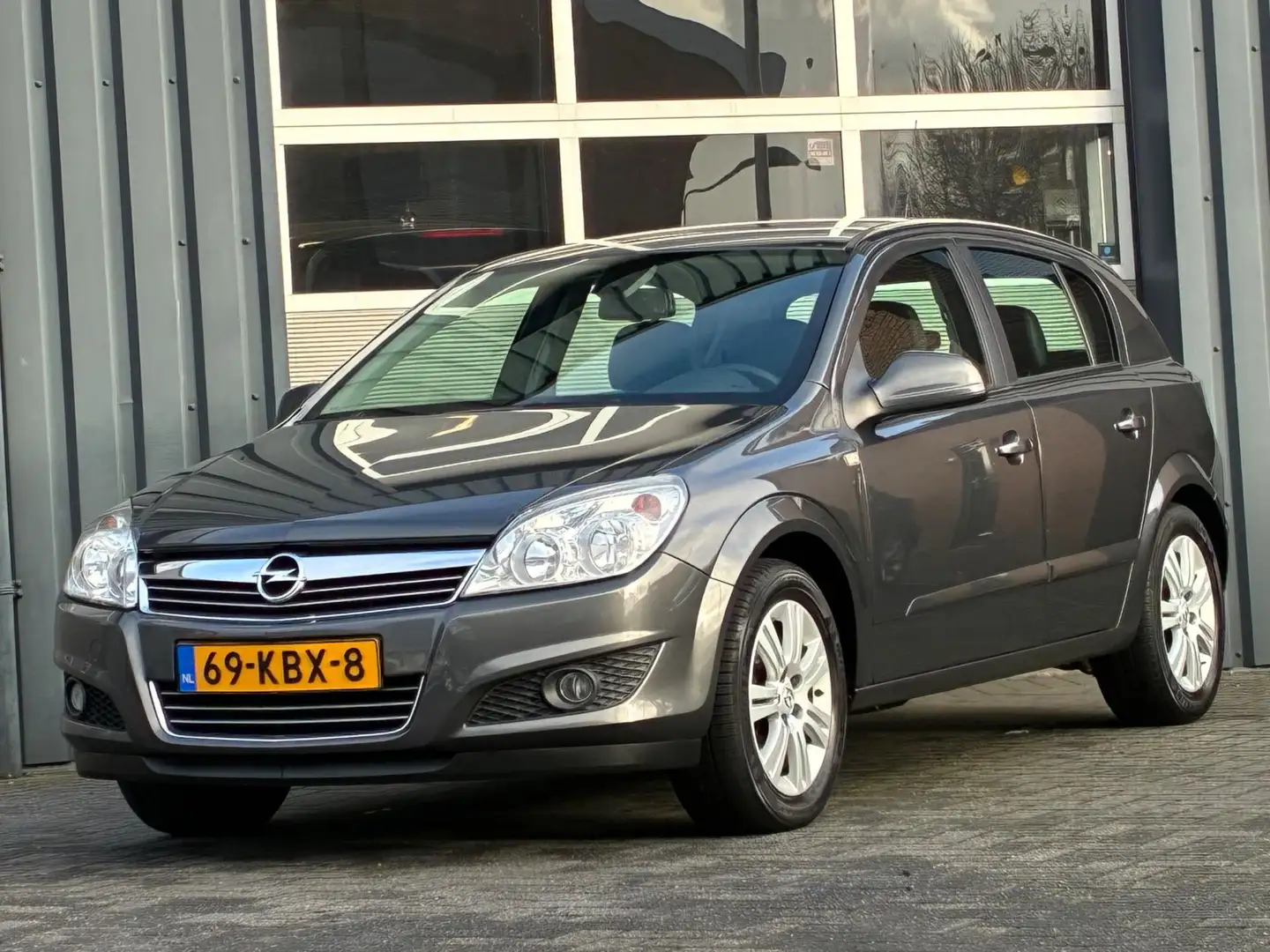 Opel Astra 1.6 Cosmo Leder Airco Cruise controle Trekhaak Grau - 1