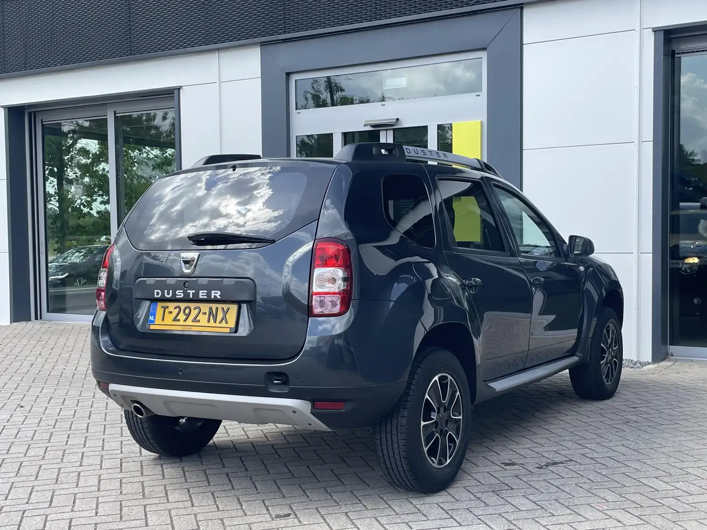 Dacia Duster 1.2 TCe 4x2 Blackshadow Grijs - 2