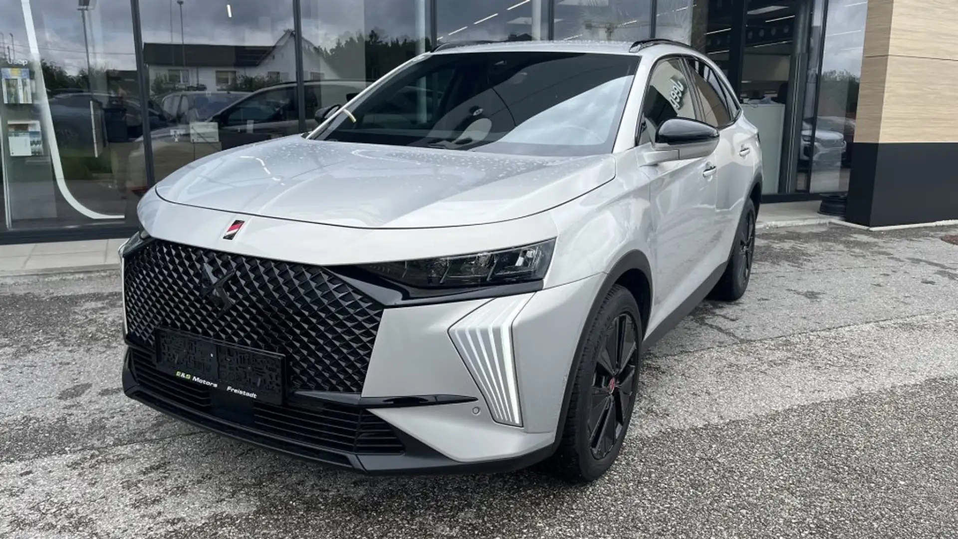 DS Automobiles DS 7 BlueHDI 130 Aut. Performance Line Grau - 1