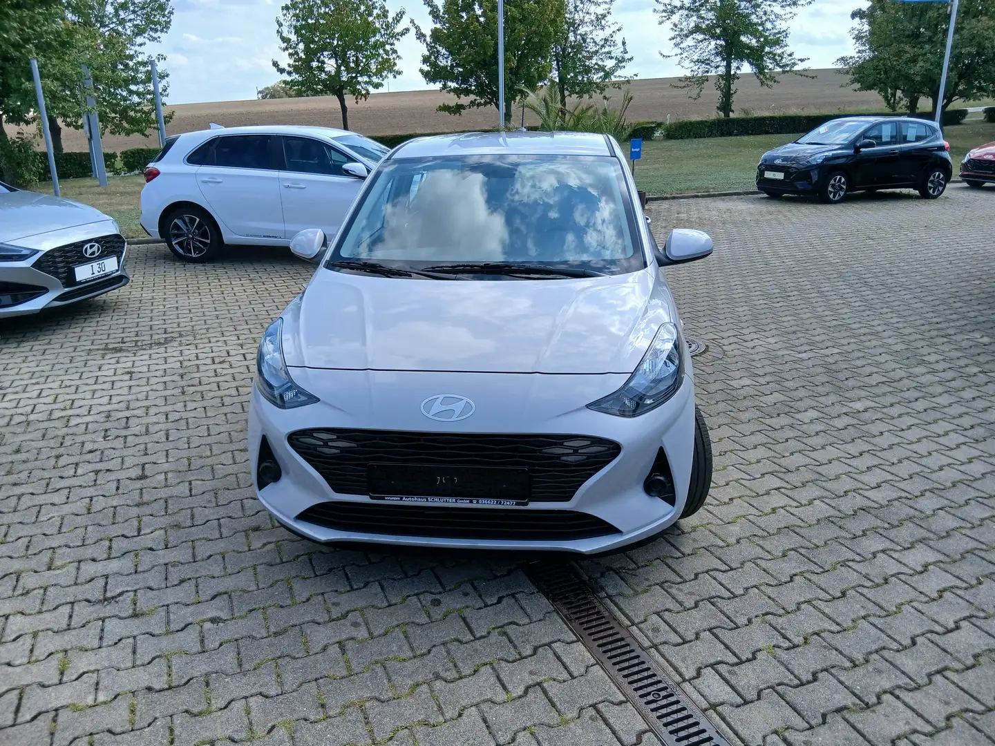 Hyundai i10 1.0 Navi Sitzheizung / Bluetooth / Tempomat / USB Grau - 2