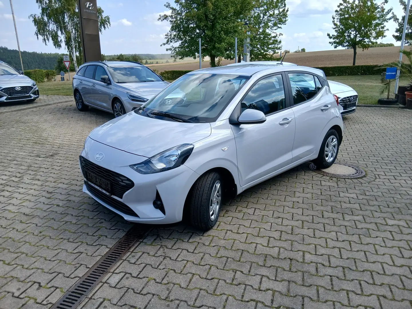 Hyundai i10 1.0 Navi Sitzheizung / Bluetooth / Tempomat / USB Grau - 1