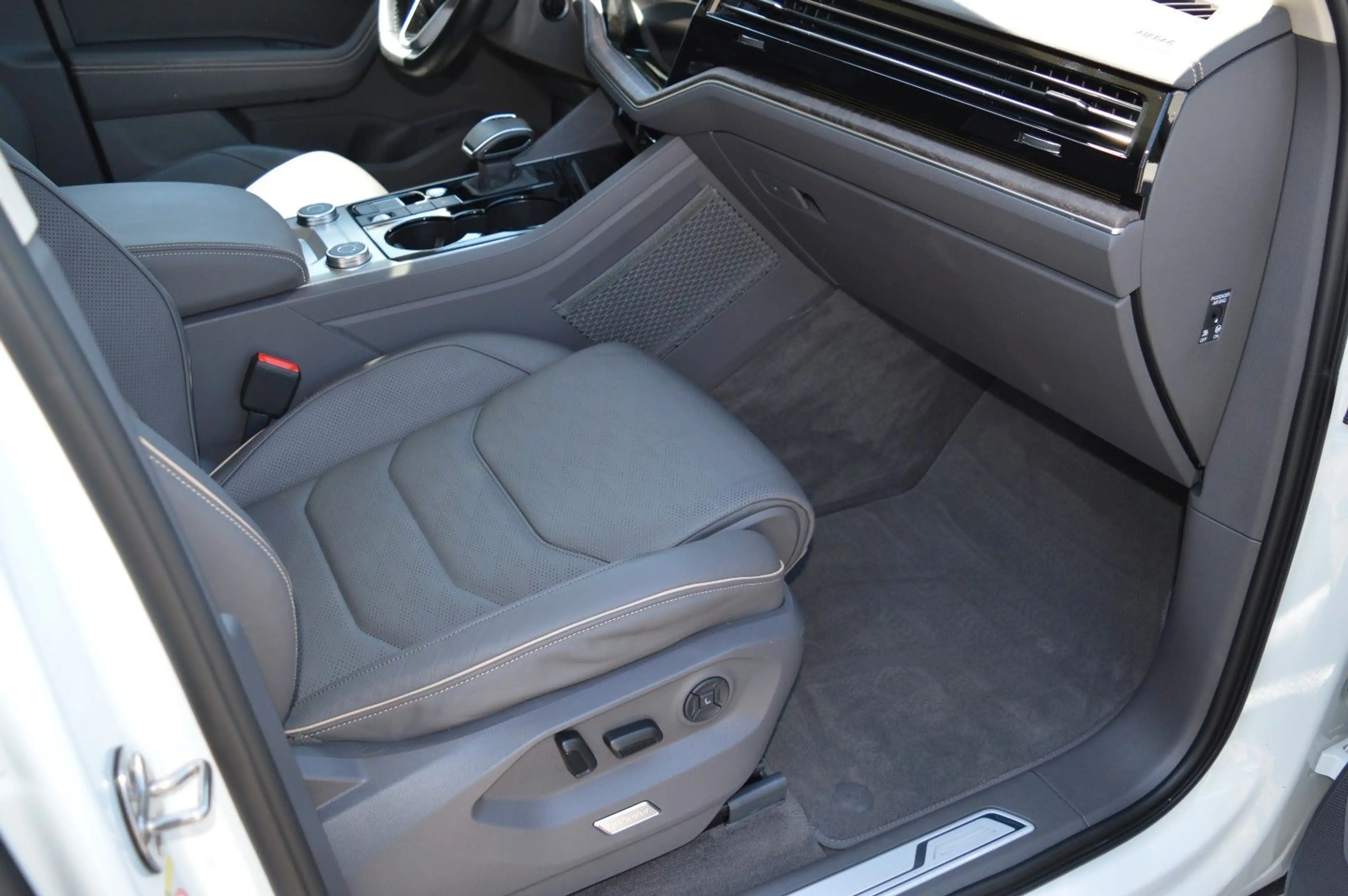 Volkswagen Touareg Atmosphere 4Motion UPE 101T€ Massage — photo 14